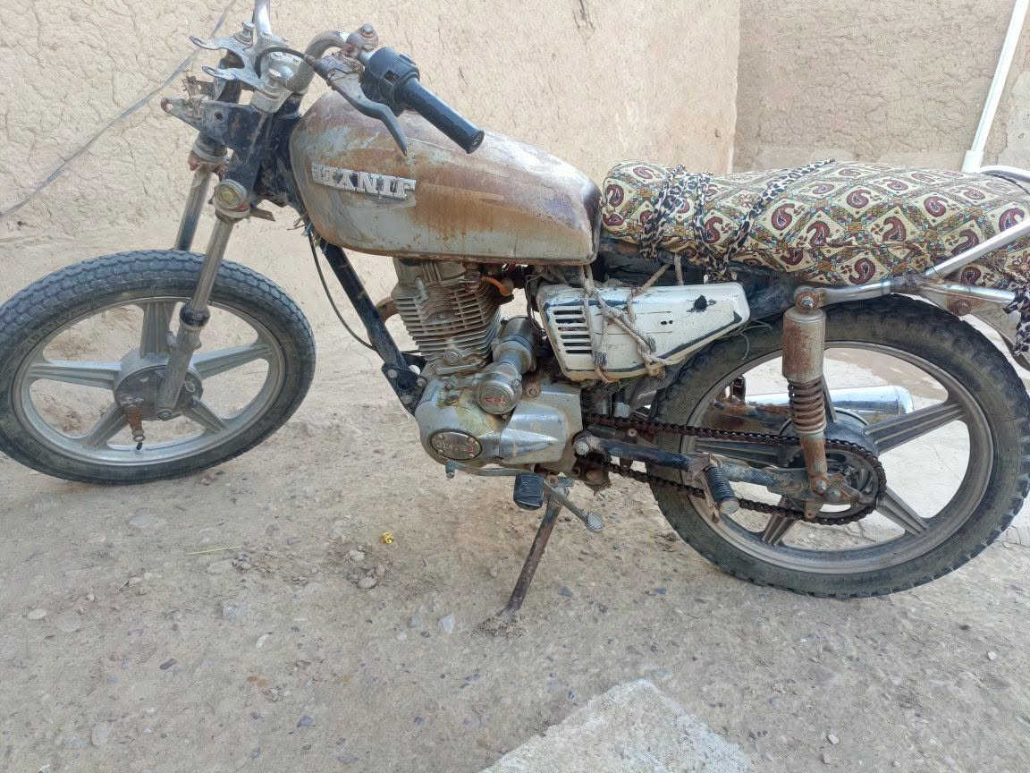 سلام عليكم شباب متاح ماطور 5كير جني محرك نضيف وتايرات انضاف نص هندر يشتغل مثل ما واضح كدام العين رحمه الوالديكم المو شراي لا يراسل او الاتصال *********** السعر 130بي مجال قليل
