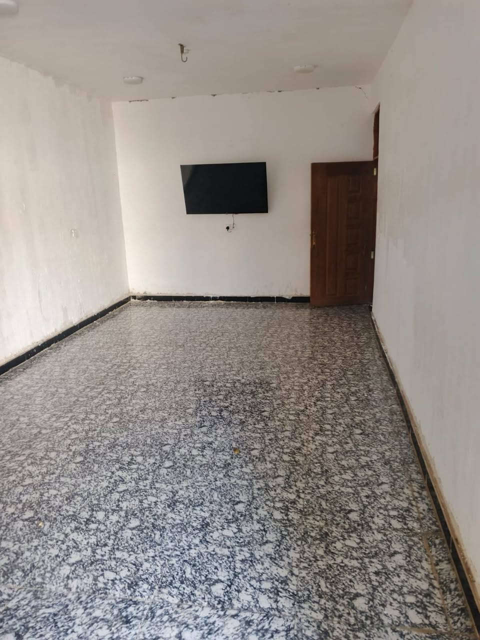 بيت للبيع مساحه300غرفتين نوم صاله سقبال ومطبخ حار وبارد مزاحم من كلشي حديقه عنوان زبيديه قرب ملعب هشام شارع عميد مزاحم=***********
