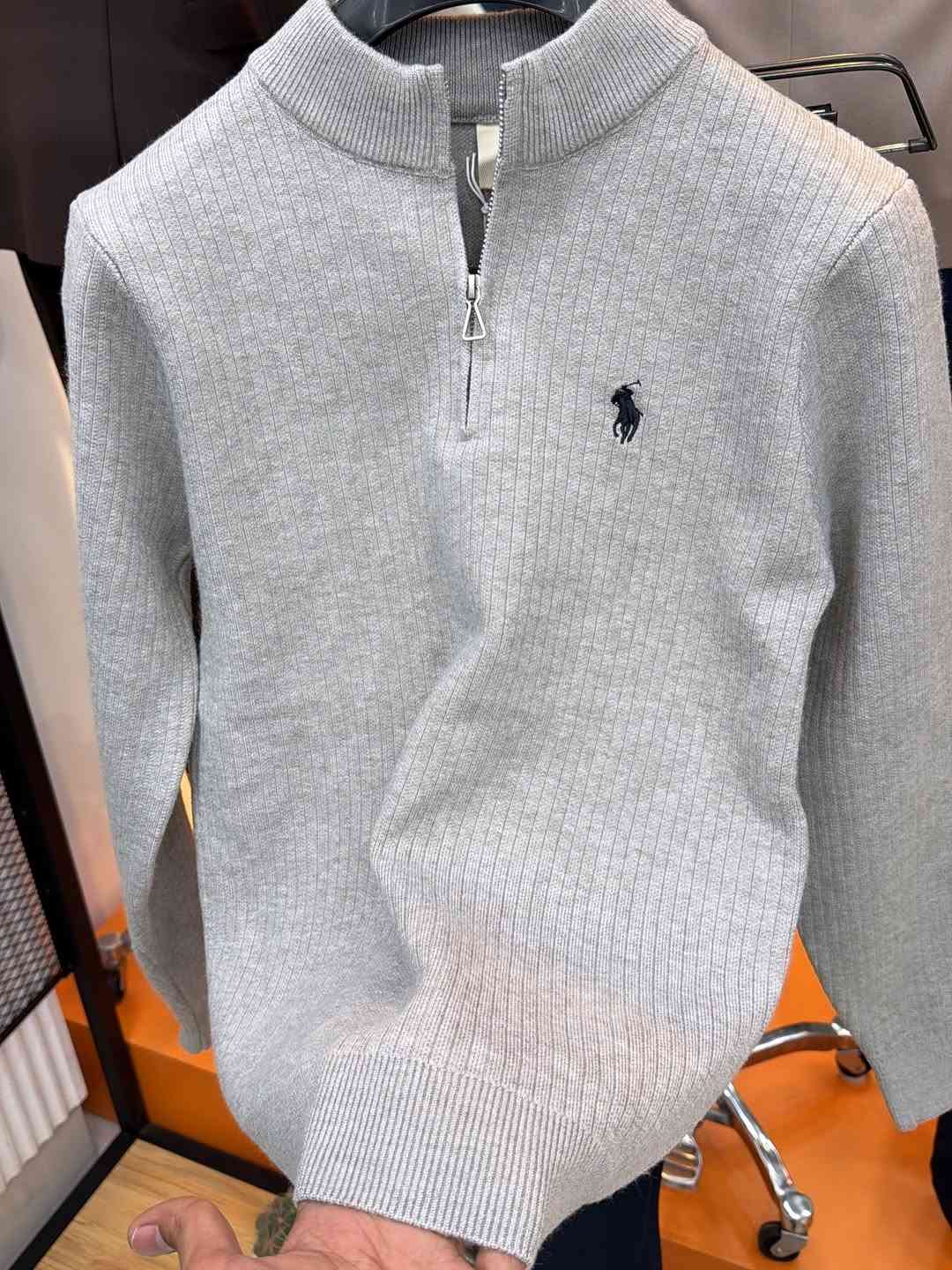 ملابس • مقاسات M-L-XL-XXL • علق تم