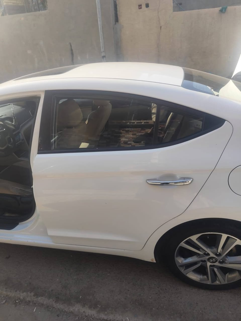 السلام عليكم.. 
النترا 19سوبر خليجي فول مواصفات
فتحة
حساس امامي
حساس خلفي 
تبريد خلفي
ويل كب كروم
داخل لونين
مكينة كير خير من الله
السيارة كفالة عدا
خسفة بقبق الصندوك كد شبر وراجعة بارد
وحك شبر بارد بالجاملغ الامامي 
سيارة حلوة ومال جناي تحويل مباشر

التواصل ومعرفة السعر التواصل مع صاحب السيارة ان مكلف بالنشر
*********** ابو محمد
