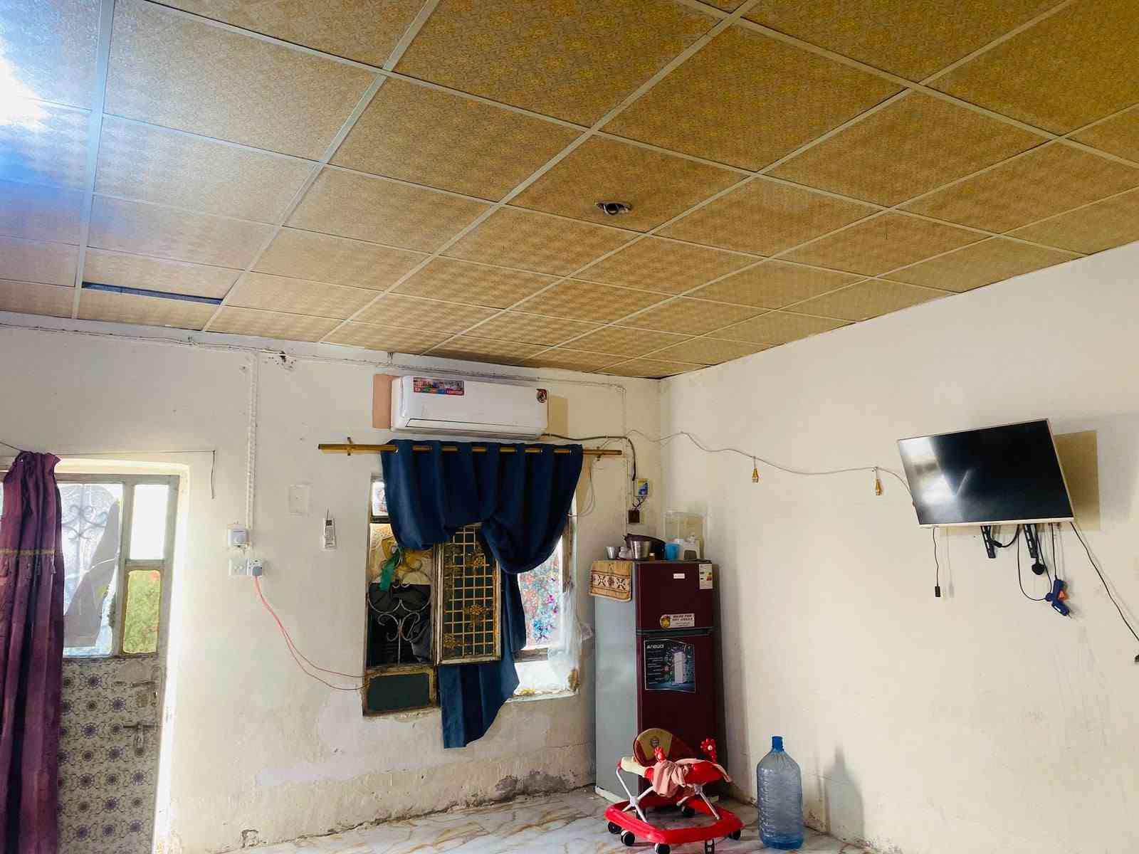 بيت للبيع بحي سكينة 
مساحة 240 م² 
يحتوي على غرفتين نوم وصالة واستقبال ومطبخ
السقف عگادة
بيت مرتب وجاهز للسكن 
مكتب دلالية أرض كوثى 
***********
