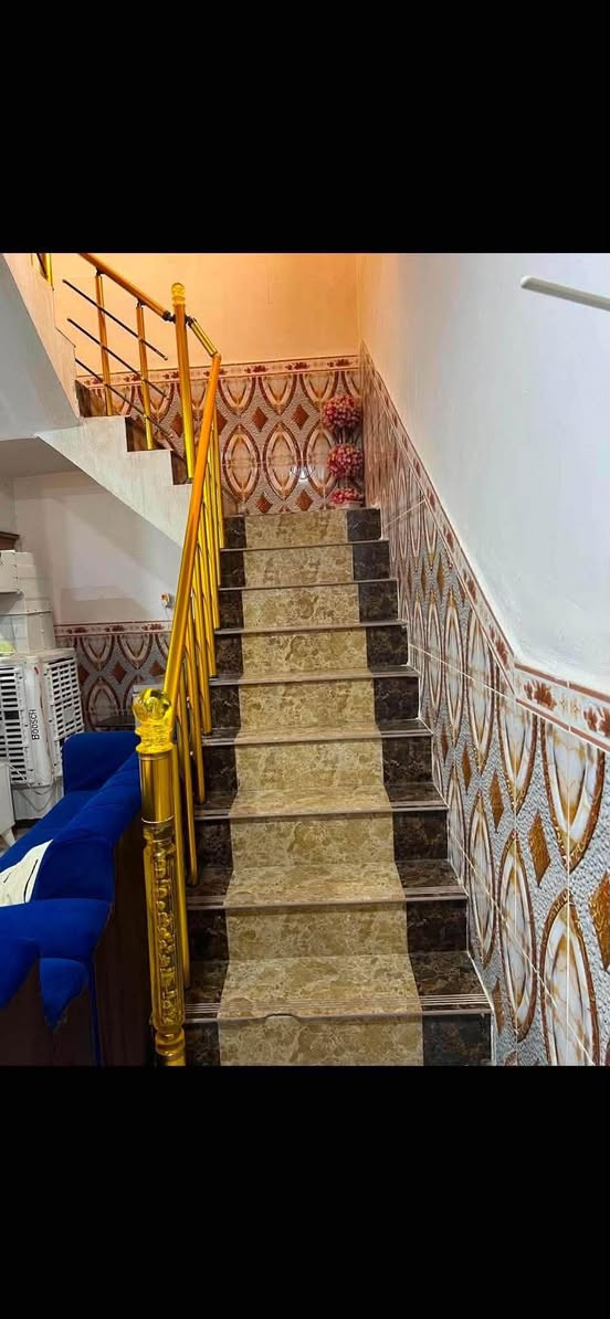 بيت للبيع  200 متر طابق ونص الطابق الاول غرفتين كبار وصاله وستقبال وحمامات خارجيه وداخليه  والطابق الثاني غرفه وسويت كامل البيت نضيف جداً والموقع قريب على شارع  مكانه شارع المطار الجديد بشارع الشفلات المقرنص قريب جدا عل شارع المقرنص سعره، 85مع المجال 
***********
