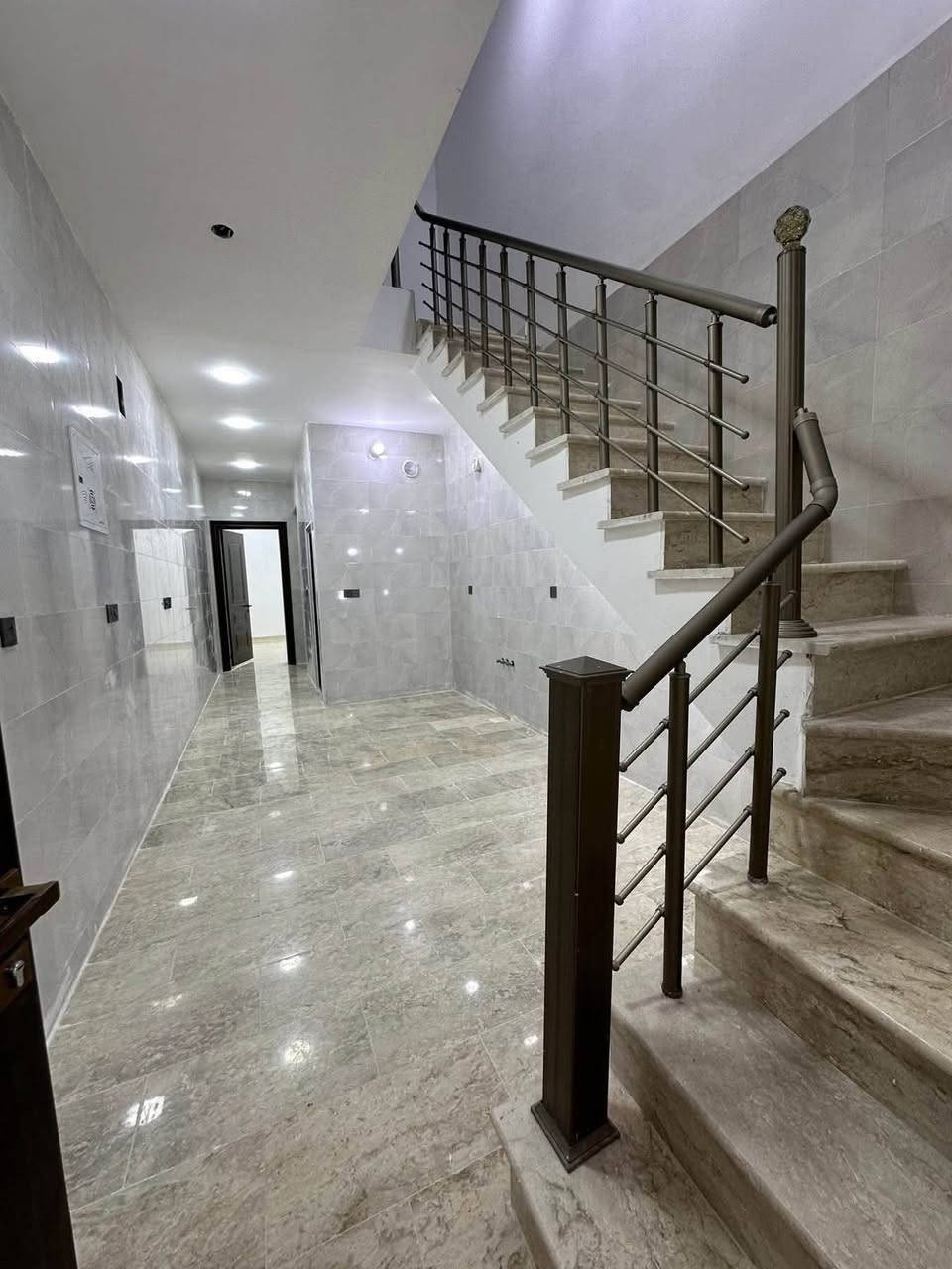 مشتملات للبيع العدد ٢
مساحة المشتمل ٧٢ متر 

بناء حديث تسليم مفتاح

الموقع 📍الشعب حي التجار مقابيل جامعه الامام الكاظم موقع ممتاز

يحتوي على #استقبال #مطبخ #٣غرف #خدمات

للأستفسار آكثر الأتصال على الأرقآم 

***********
