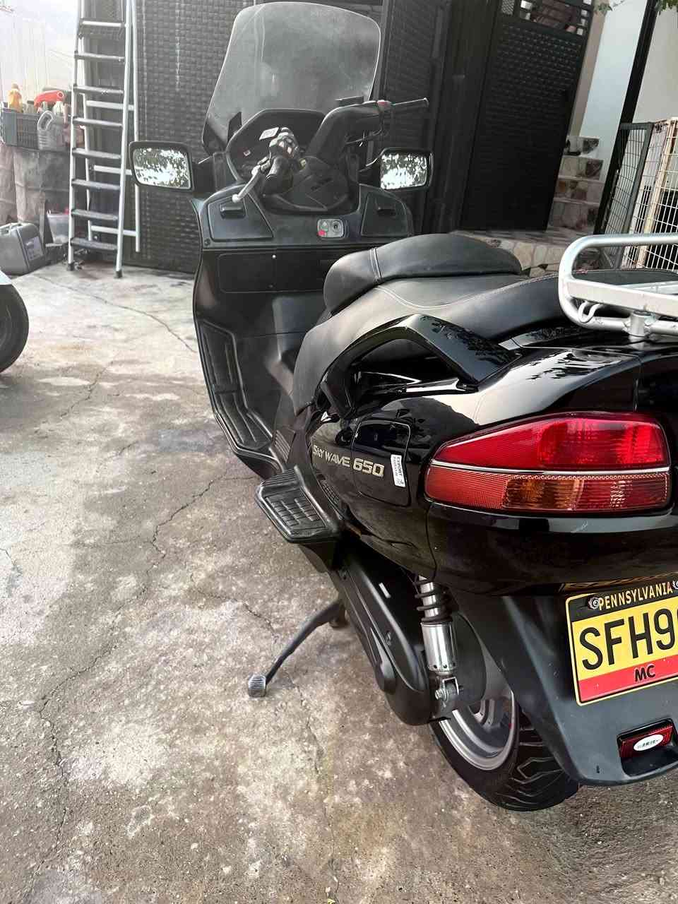Suzuki skywave 650cc
مەکینەی کەپسە بێ دوکەڵ بێ سەوت بەشەرت 
گێڕی تازەیە
3 mode ( Otomatic - Manuel - Pawer Mode)
  تایەی پێشەوە و دواوە تازەیە 
19 هەزار ڕۆیشتووە 
کەڤەری %100 خاوێنە 
شکاوی نییە کەوتنی نییە 
زۆر زۆر تازەیە و هەموو گیانی بەشەرتە 
شوێن ڕانیە 
***********
