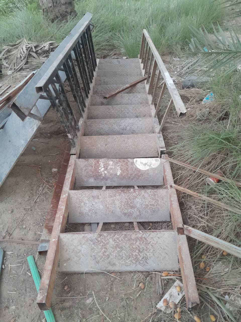متاح درجين حديد ثقيل تزكام الطول ٤ونص.. ابو المحجر التك عرضه ٨٥ حديد ثقيل وجديد مامستعمل والثاني عرضه متر جدا نظيف وقوي ومابي اي عواج الاول سعر ٢٧٥ الثاني ابو دبل محجر ٣٠٠ مكاني طويريج اي استفسار اتصال او واتساب
