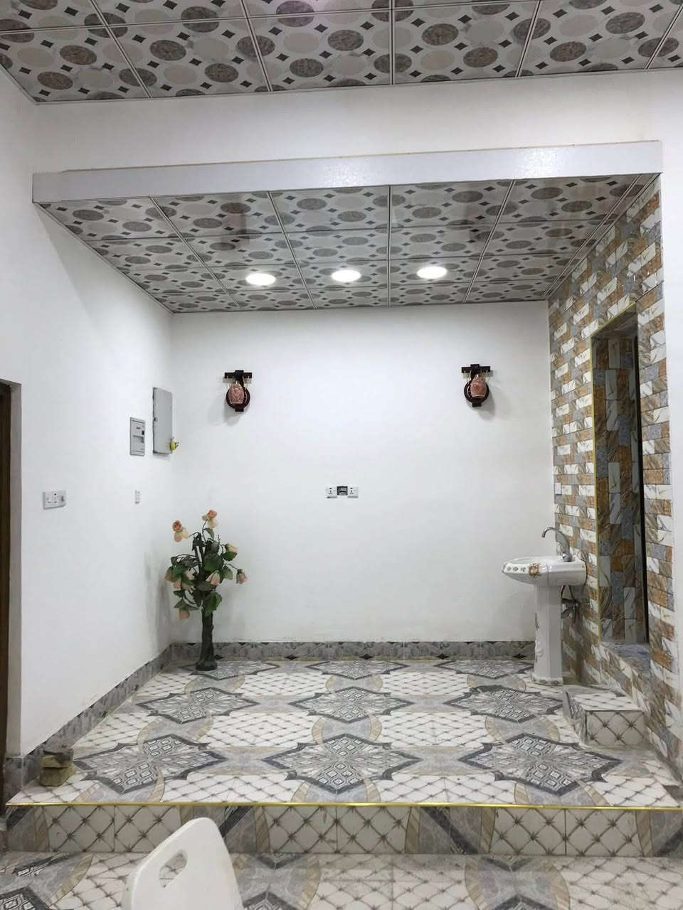 السلام عليكم بيت للبيع مساحه 170 يتكون من طابقين الطابق الاول غرفة نوم وحده وهول واستقبال ومطبخ وصحيات عدد اثنين داخلي وخارجي 
الطابق الثاني ثلاث غرف نوم واستقبال كبير وصحيات 
العنوان القطاع قرب الماء ارو قرب السده ومقابل البيت ساحة فارغه السعر 235 وبي مجال بسيط للشراي للاستفسار الاتصال ***********
