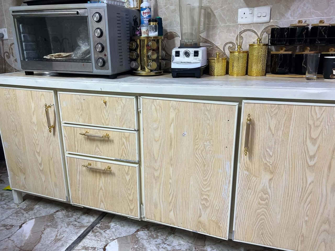 غرض بيت للبيع
غرفه نوم ١١ قطع  ٥٠٠ الف
ميز طعام مع ٦ كراسي ٥٠ الف
كاونتر مع ملحق وطباخ ومغسله ٣٠٠ الف
تخم ديوان ثنين طوال واربع مقاعد
٢٥٠
ديديه عش ٣٥ 

موصل زيونه مقابل المرور
