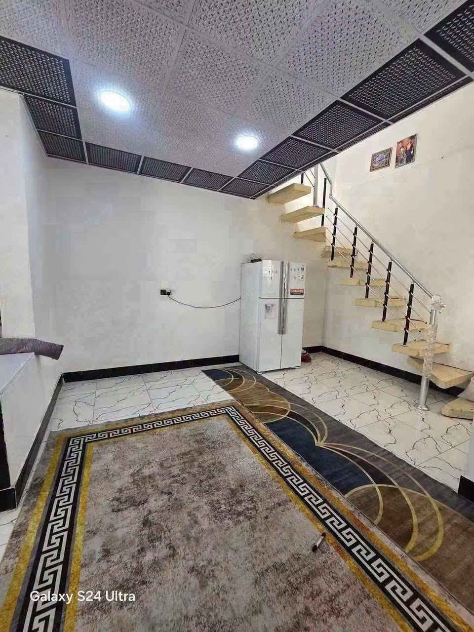 #بيت لبيع بشارع المطارالجديدبشارع السبيس على الشارع البيت المساحه ١٤٠متر مربع يحتوي على غرفه وصاله ومطبخ وستقبال وطارمه ومكشوفه وصحيات السعر ٧٠ للستفسار ***********مكتب بركات ام البنين قرب اسواق فدك مقابيل شارع السبيس البيت يصلح عياده او مجمع موقع راقي بس العرصه هيه فوك ل ٦٠ بايعك سعر عرصه
