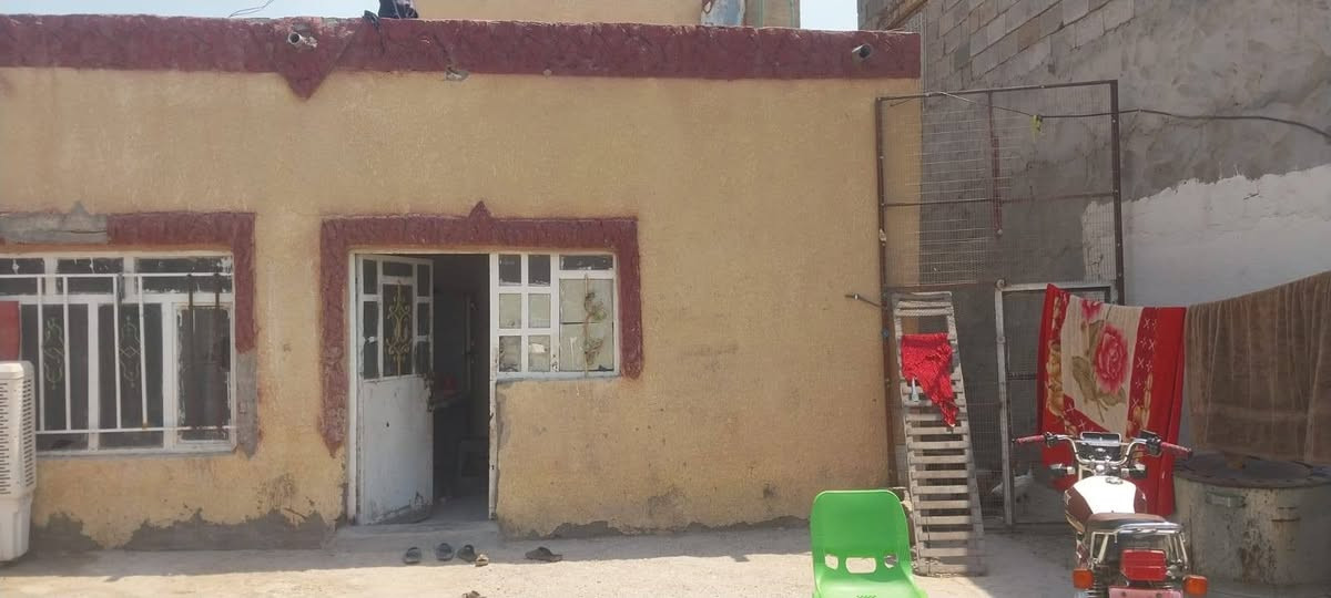 أدمن وافق سلام عليكم بيت للبيع مساحته ٣٠٠متر  قرار ٢٥شارع ٣٠السايدين بلفرع قرب مول أبو نور     ٣غرف نوم صاله عدد ٢ستقبال ومطبخ وكلدور وطرمه جبيره وحديقه يبعد عن تبليط ٧٠متر أو اقل ماء ومجاري جاهز  سعر وباقي تفاصيل لاتصال عل رقم ***********
