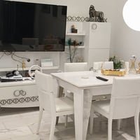غرفة طعام ميز سلايت يكبر ويصغر تركي المنشأ  ٦كراسي جلد ابيض  خشب ثقيل ...
