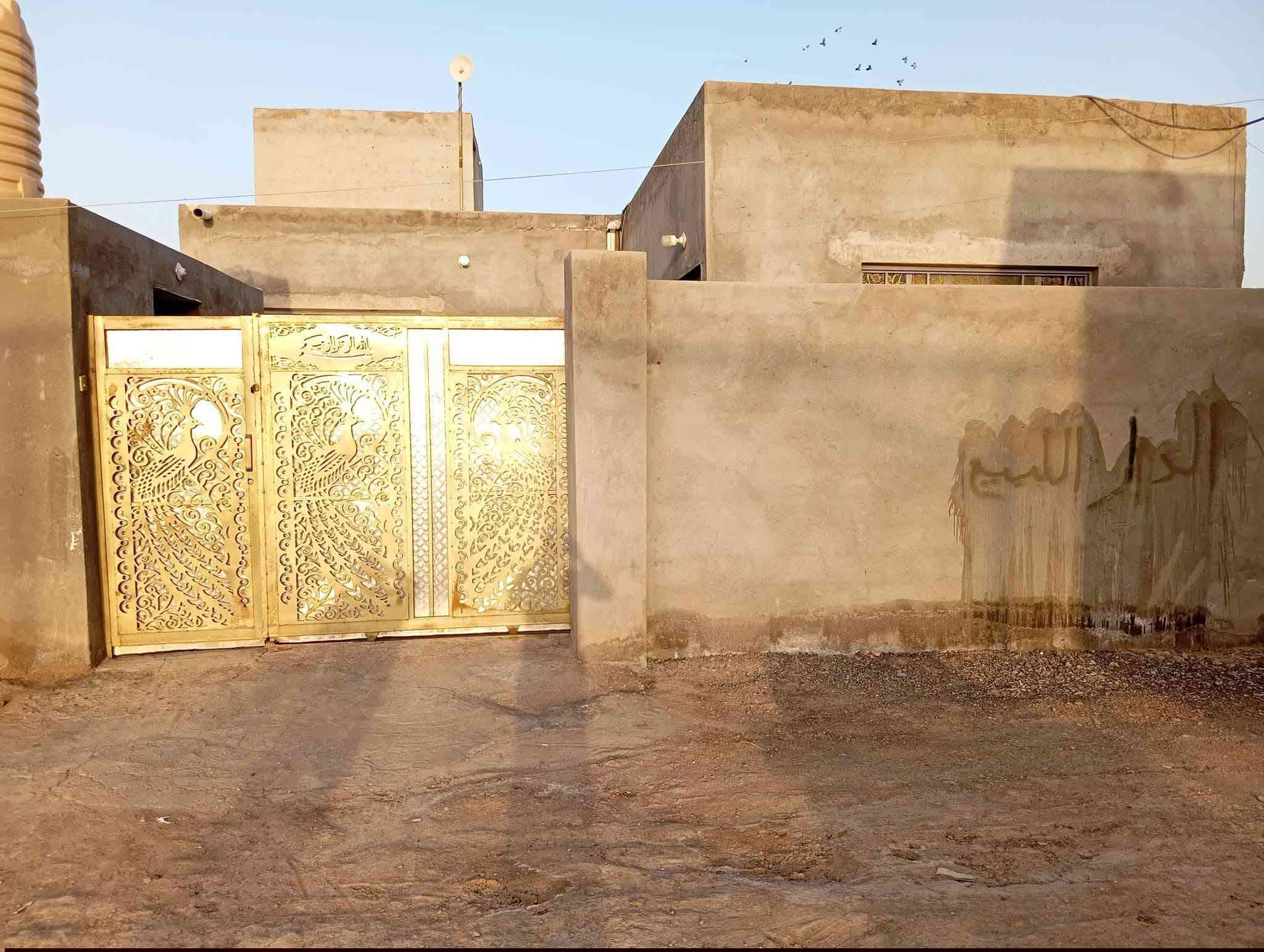 السلام عليكم بيت للبيع مع حديقه المساحه ٤٠٠متر متكون من قرفتين وصاله ومطبخ  واستقبال وصحيات خارجيه وداخليه المكان على طريق أبو الماش نهايت السايدين متوفر خدمات أساله بل باب كهرباء وسحب سعر 43وبي مجال باقي تفاصيل ***********//***********
