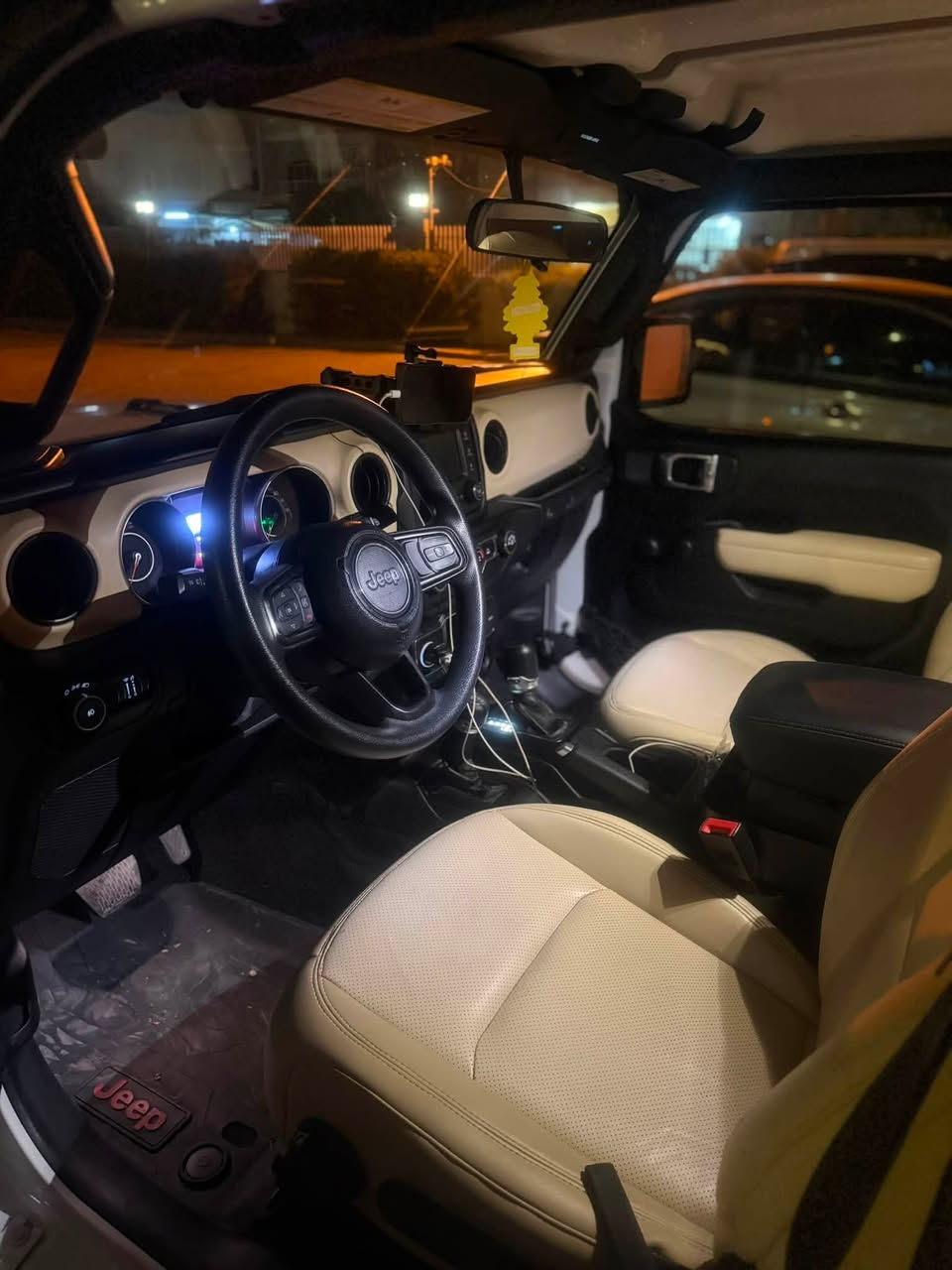 Jeep wrangler 2021
بدون صبخ بدون تعديل 
ماشيه 75000 الف 
سياره كل شيى بشرط گير محرك اكسل بشرط
سعر ١٨٨$
مكان سياره اربيل
***********
