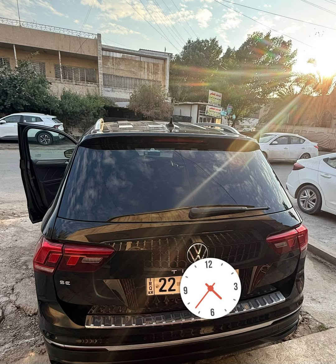 من رخصة الادمن 
Volkswagen Tiguan SE 2023
* المحرك: 2.0L TSI Turbo، ٤سلندر 
* القوة: 184 حصان
* القير: أوتوماتيك 8 سرعات
* الدفع: FWD أمامي وليس 4Motion
* الوقود: بنزين
* الممشى: 23,818 ميل ≈ 38,330 كم
* اللون: أسود
* الويل: قياس 18 بوصة
* الإضاءة: مصابيح أمامية وخلفية تعمل بتقنية LED بالكامل مع إضاءة نهارية
* المرايا: مرايا جانبية كهربائية مدفأة ومزودة بإشارات انعطاف
* الجنطه كهربائية  تحكم عن بعد
* الاتصال: دعم لاسلكي لنظامي Apple CarPlay و Android Auto، بالإضافة إلى منصة شحن لاسلكي للهواتف الذكية
* المنافذ: منافذ USB-C سريعة الشحن في الأمام والخلف
* التكييف: نظام تكييف أوتوماتيكي ثنائي المناطق (Climatronic) مع تحكم باللمس وفتحات تهوية خلفية
* التحكم بالمقاعد: مقعد السائق كهربائي يمكن تعديله في 8 اتجاهات مع دعم كامل للظهر، بالإضافة إلى مقاعد أمامية مدفأة
* نظام الكبح التلقائي في حالات الطوارئ مع رصد المشاة.
* نظام مراقبة البقعة العمياء (Blind Spot Monitor).
* نظام الحفاظ على المسار والتنبيه عند الخروج منه (Lane Assist).
* مثبت السرعة التكيفي (Adaptive Cruise Control - ACC).
* حساسات أمامية وخلفية
* كامره خلفيه

مكان السيارة بغداد 
رقم اربيل 

# بيع او مراوس حسب القناعة او اقساط حسب الاتفاق 

***********

https://bid.cars/en/lot/1-55906894/2023-Volkswagen-Tiguan-3VV3B7AX1PM040253
