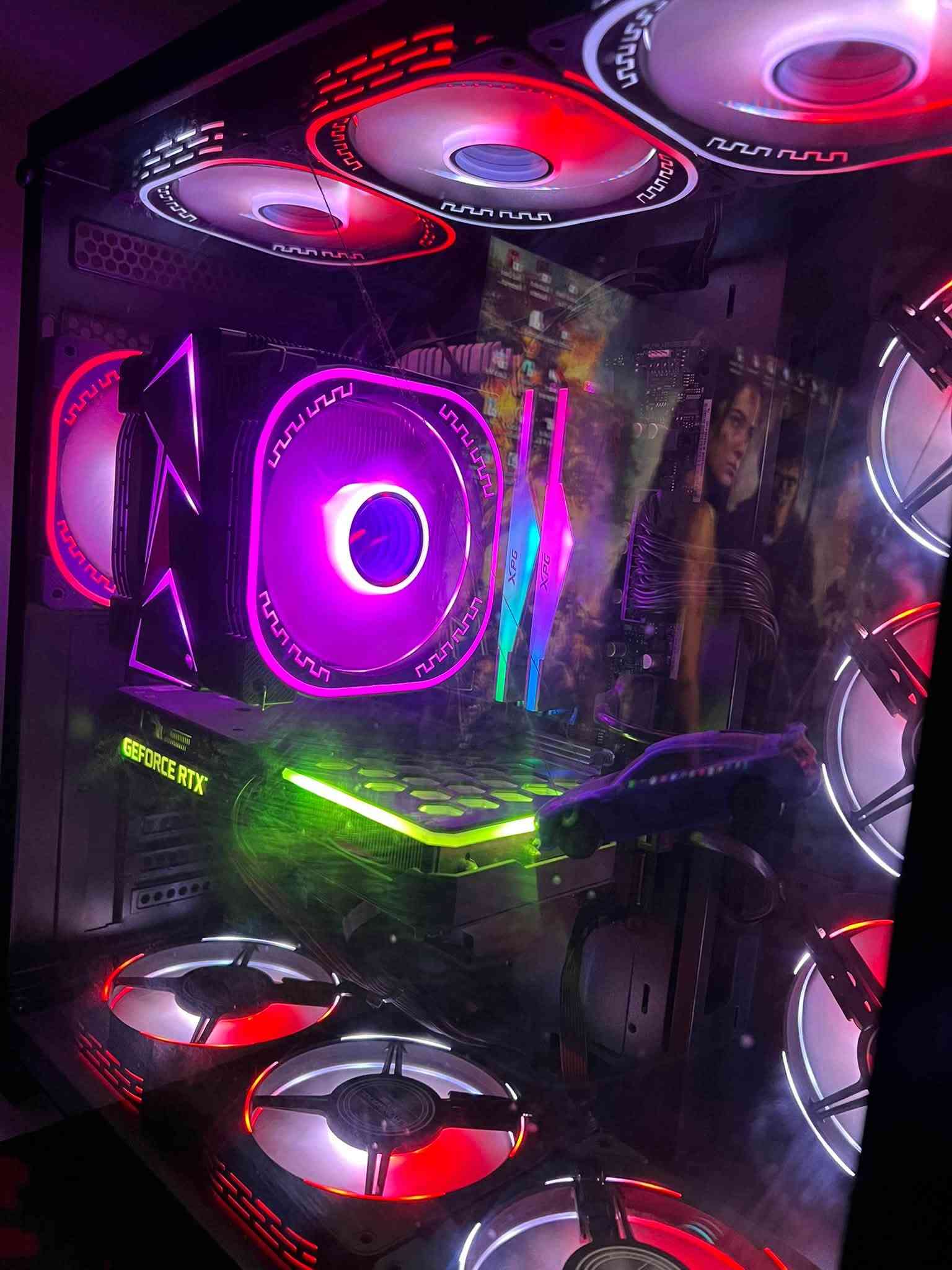 مواصفات PC
كرت الشاشة (GPU): NVIDIA RTX 3060  المعالج (CPU): AMD Ryzen 5 2600X  12GB (نسخة قوية جداً للألعاب والمونتاج)  
 الرامات (RAM): 16GB بسرعة 3200 MT/s  
 اللوحة الأم (Motherboard): ASRock B450M Pro4-F  
 التخزين (Storage): مساحة إجمالية حوالي 1.179TB  
 الباور سبلاي (PSU): GameMax ES-650W — 650W 80 PLUS  
 المبرد (CPU Cooler): مبرد هواء ممتاز  
 الكيس (Case): Gaming Mid-Tower مع زجاج جانبي وأضواء RGB  
 التبريد والمراوح: مزود بـ 10 مراوح RGB لتهوية وتبريد مثالي  تحكم بالريمونت
 نظام التشغيل: Windows 11 جاهز ومفعل  

مواصفات الشاشة:
 الماركة ZXT
 الحجم: بوصة (24")
 معدل التحديث (Hz): 165 هرتز (سلس جداً للألعاب التنافسية)
 ماوس وكيبورد ميكانيكي من شركة ريدراون (Redragon) بأزرار حمراء وياها كيم باس شهر مجاني 
 السعر الإجمالي (للكيس والشاشة وماوس وكيبورد وباد ماوس):1100 مليون وميه
 الموقع: البصرة
