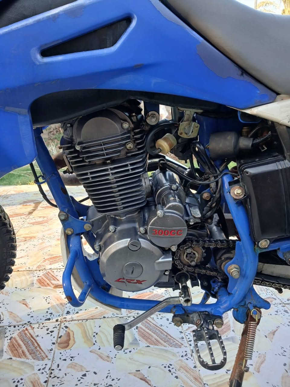 للبيع دراجه قفاز CRX حجم المكينه 300cc موديل 2023الدراجه نضيفه ولدراجه ممفتوحه الدراجه نقصهة بريك خلفي ودشلي مال سلف مسحوك يرادله تبديل رخيص هسه اني اشغلهة دفعه هيه تشتغل هندر بس مكينه جبيره الهندر يرجع عليه قوي بس دفعه اشغلهة بس تبديل دشلي الدراجه ترجع نكره تخبل شلعه سرعه فول خير من الله مبينه بالصور نضيفه وخير من الله  السعر 900 وبيهة مجال قليل حك الجيه المكان ديالى الاستفسار ***********
.
