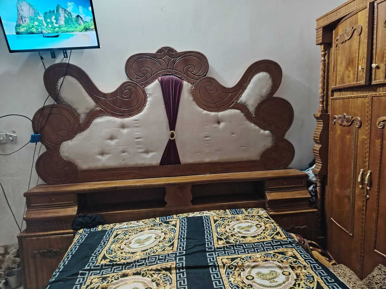 السلام عليكم غرفه خشاب للبيع السعر ٧٠٠
***********
