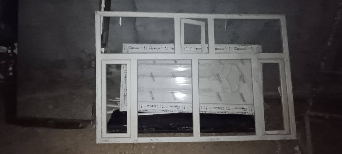 السلام عليكم غراض بيت للبيع باب قاصه كامل مع الملبن 
مكاني لفرسان ***********

شباك 162×246 كبير كامل مع جام

161×82
صغير  كامل مع جام

باب 100×94

 شباك زغير  مال تهويه 2
