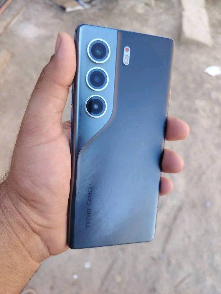 كامون 40 برو 5G
ذاكرة 256/12.
مكفول من التصليح. 
البطاريه 98%
بيه فقط فطور ب الكلاس. 
للمراوس 
مكاني بابل القاسم 
للتواصل خاص