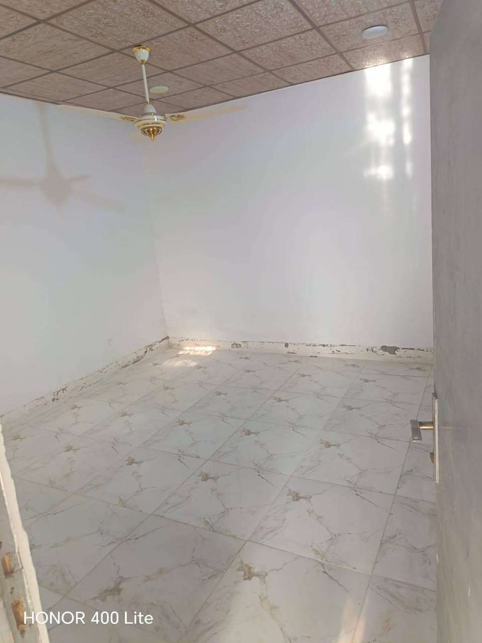 سلام عليكم بيت ١٢٠ متر مربع يتكون البيت من غرفتين وصاله ومطبخ وحمام داخل البيت وخارجي 
المكان البراكية شارع المطار القديم خلف أسواق الأمير
السعر 18 وبي مجال بسيط 
للاستفسار ***********
