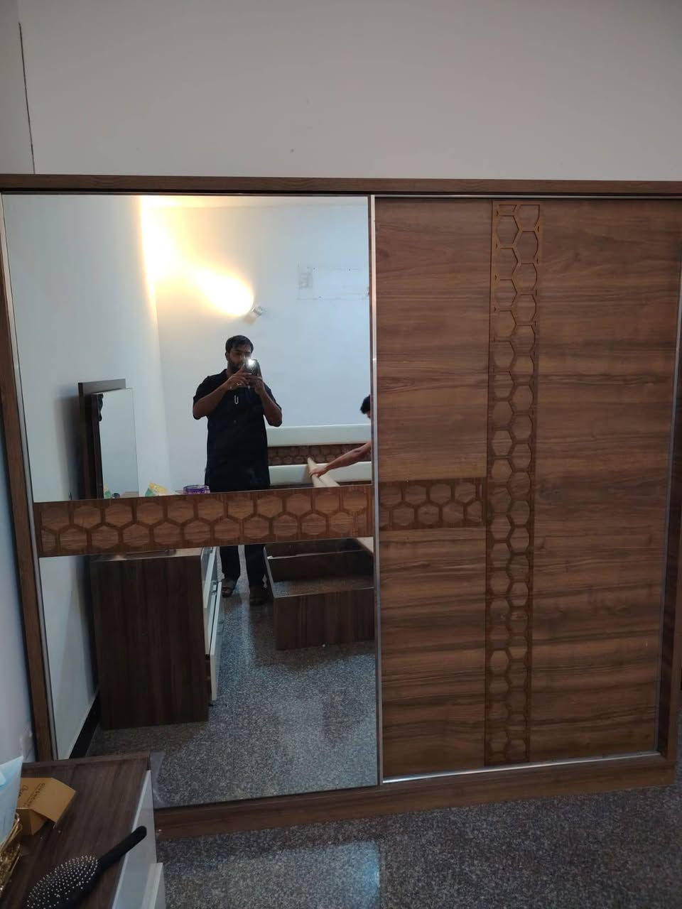 غرف نوم عدد 2 نضيفات ***********
الجوزيه 6 قطع
النيلي 7 قطع        سعر الوحده 250 بيه مجال 
مكان شارع فلسطين
