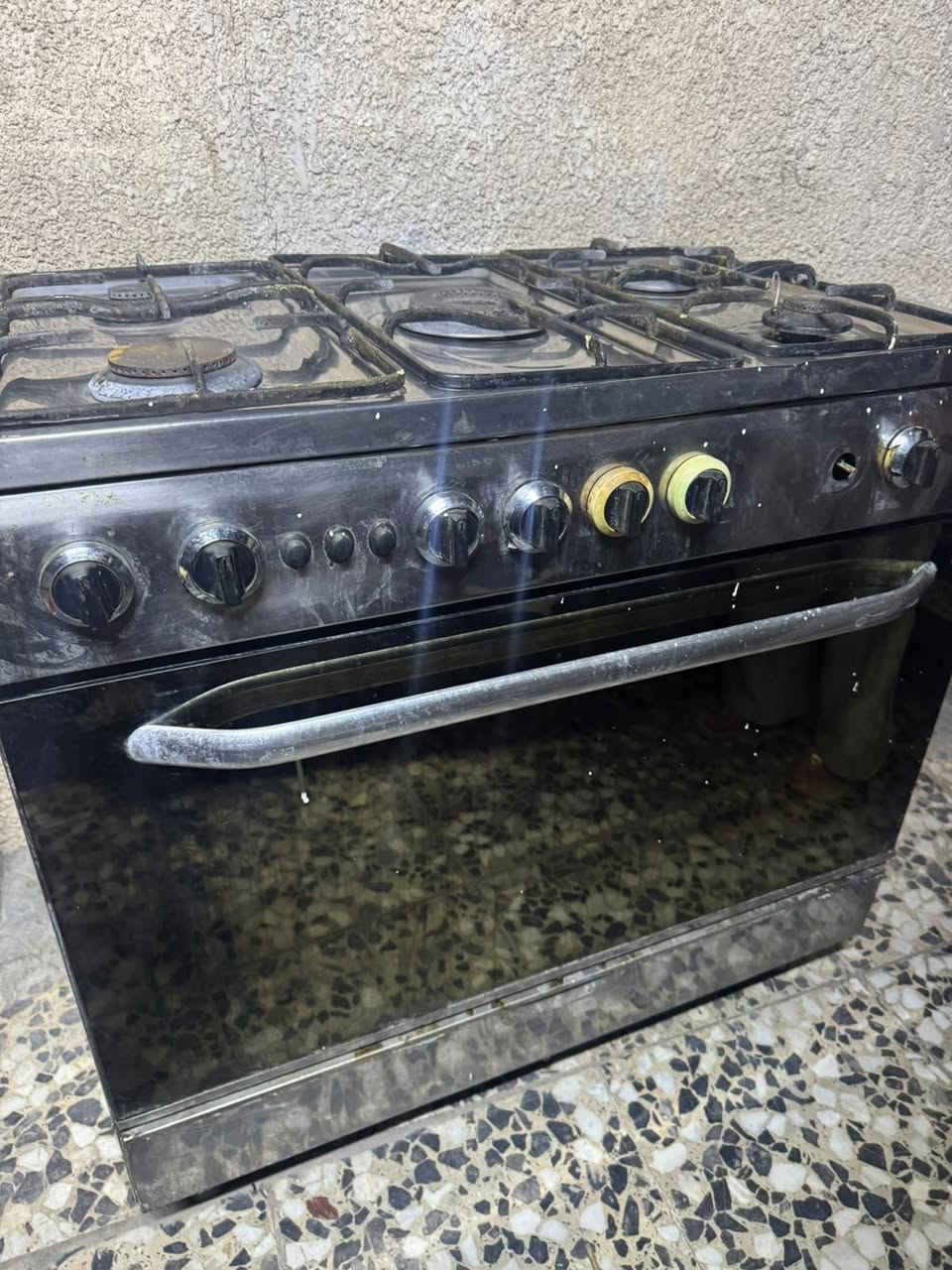 للبيع طباخ كريازي ***********بيسعر 250وبي مجال المكان بغداد الجديده شارع المسبح رقم واتساب
