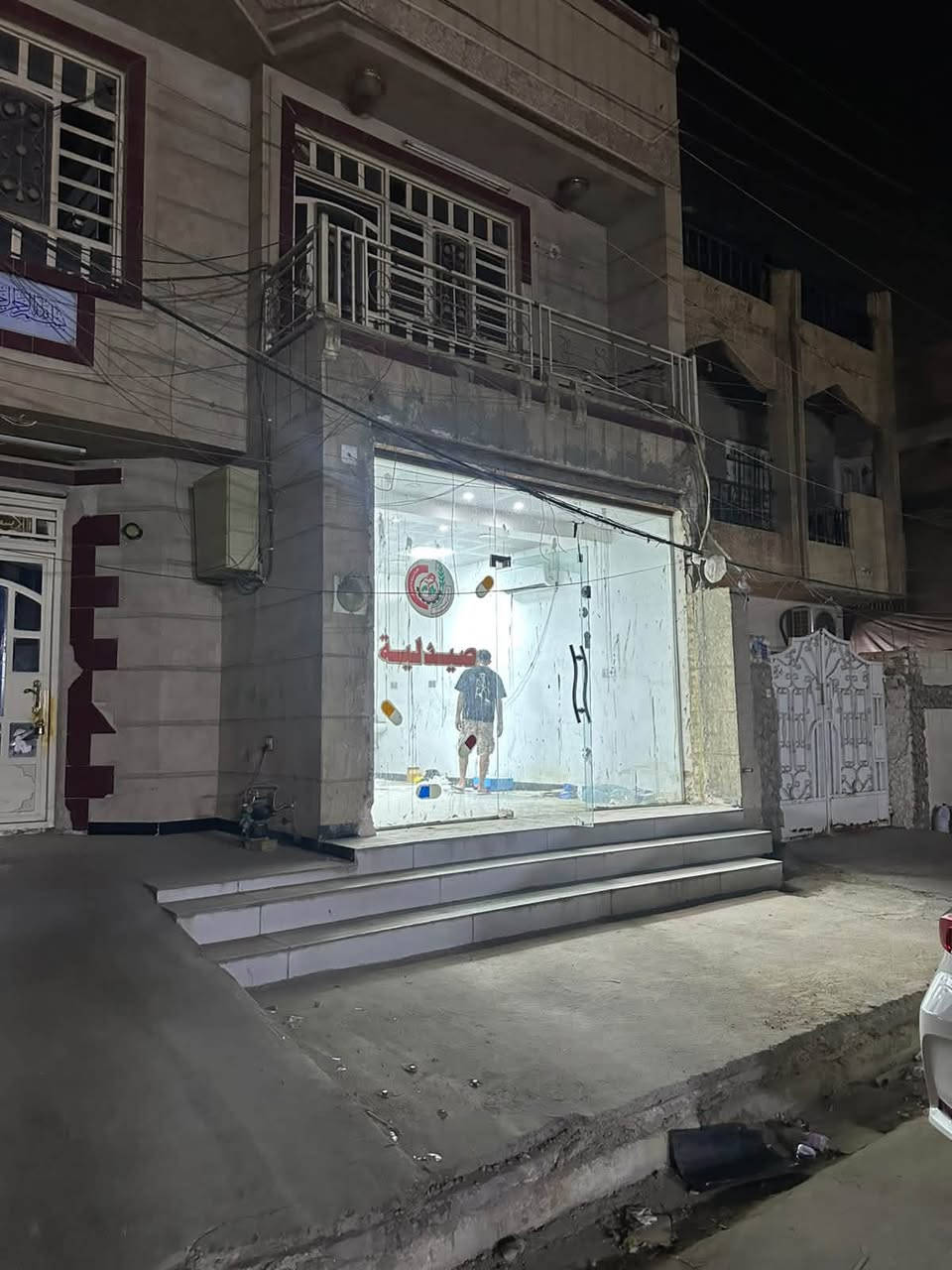 السلام عليكم عقار للايجار يصلح سكن ويصلح مجمع طبي 
يحتوي على اربع غرف و صحيات ٢ ومحلات ثنين ومخزن نظيف 
العنوان البياع الثالثة شارع ٣ قرب الكفيل 
الاستفسار ***********
