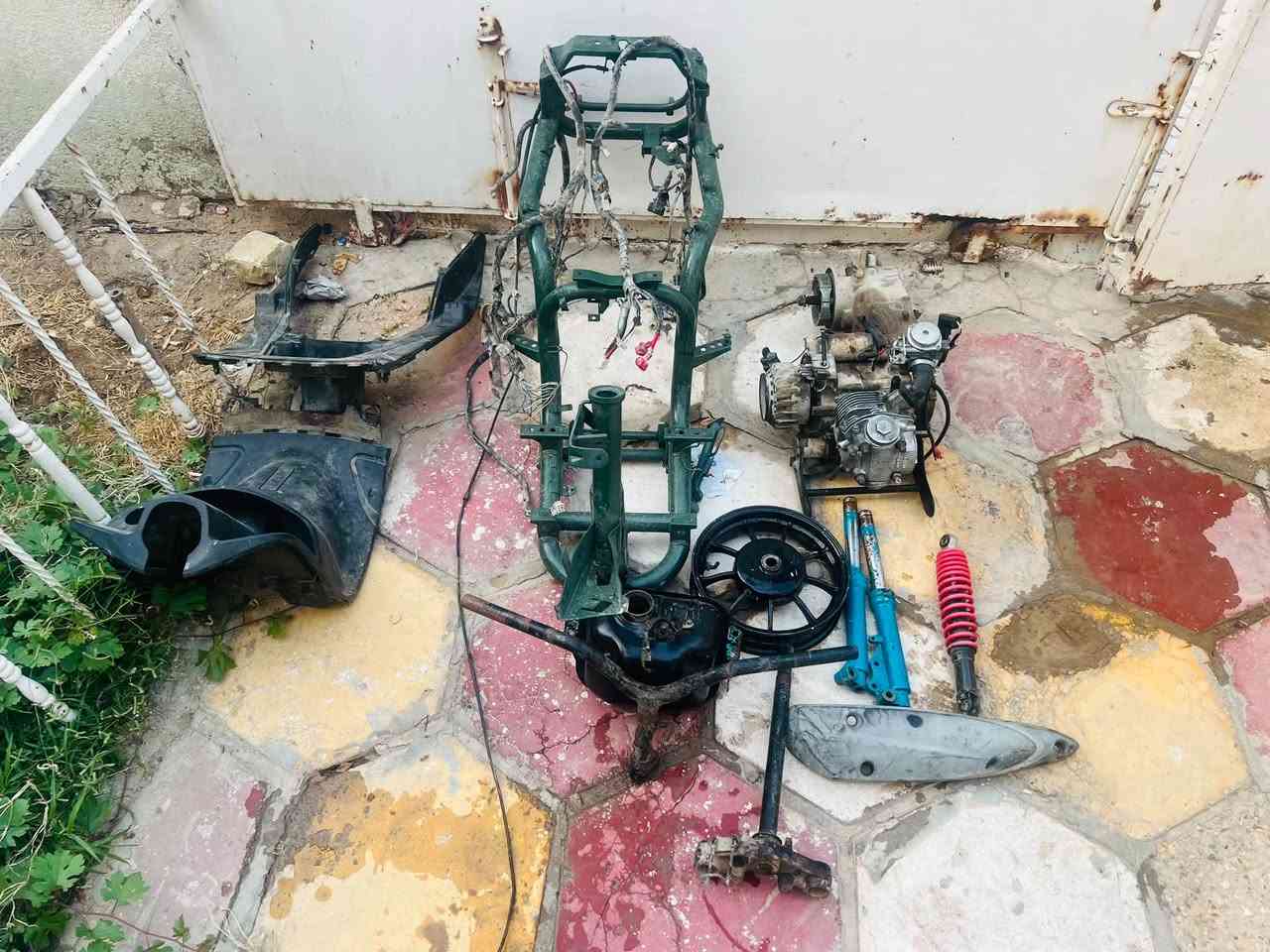 غراض ماكس لبيع ينباعن مفرد او كلهن غراض كلمن وسعره
شاصي مصبوغ اخضر مرمز اوراقه ضايعه سعره 100 قفل 
مكينه توها مجفته 55 مشيف بعدها مامشتلغه وياها كابريتر وكلج امامي سعر 125قفل
دواخل 25 قفل 
ضفيره عدد ثنين تجاريه وبلاديه سعر 15 قفل
دبلات وماشه قفل 30
دبل خلفي 10
ستيرن بلادي سعر 25
ويل مشيف خلفي 10 
واقيه صالنصه ملحه سعر15 قفل 
رقم ***********واتساب متواجد
