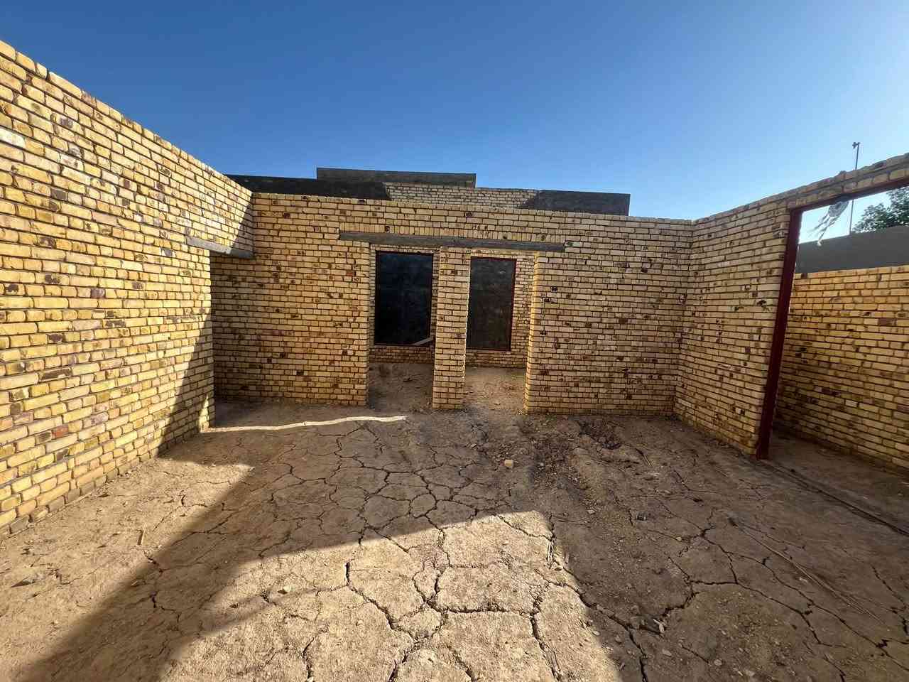 السلام عليكم .دار هيكل غير مسقف  زراعي للبيع .العنوان .الحمزة الغربي .ربيانه .شارع حجي شاكر .المساحه 300م مربع ..تتكون من غرفتين نوم واستقبال ومطبخ حار وبارد وصاله وصحيات خارجيه وداخليه..بناء نضيف طابوق ...السعر مناسب جدا سعر قطعه ..السعر 36 وبيه مجال شي بسيط للشراي ...للشراء تفضل خاص او اتصل ب ***********
