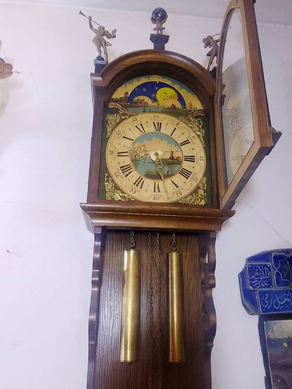 السلام عليكم 
ساعه اوربيه ألمانيه تحفه فنيه 
طولها 1.40cm ومكينتها المانيه اصليه 
السعر 525 وبيها مجال بسيط 
رقم هاتف ل تواصل واتساب ***********
أو مراسله خاص 
مكاني بغداد الشعب قرب شارع عدن
