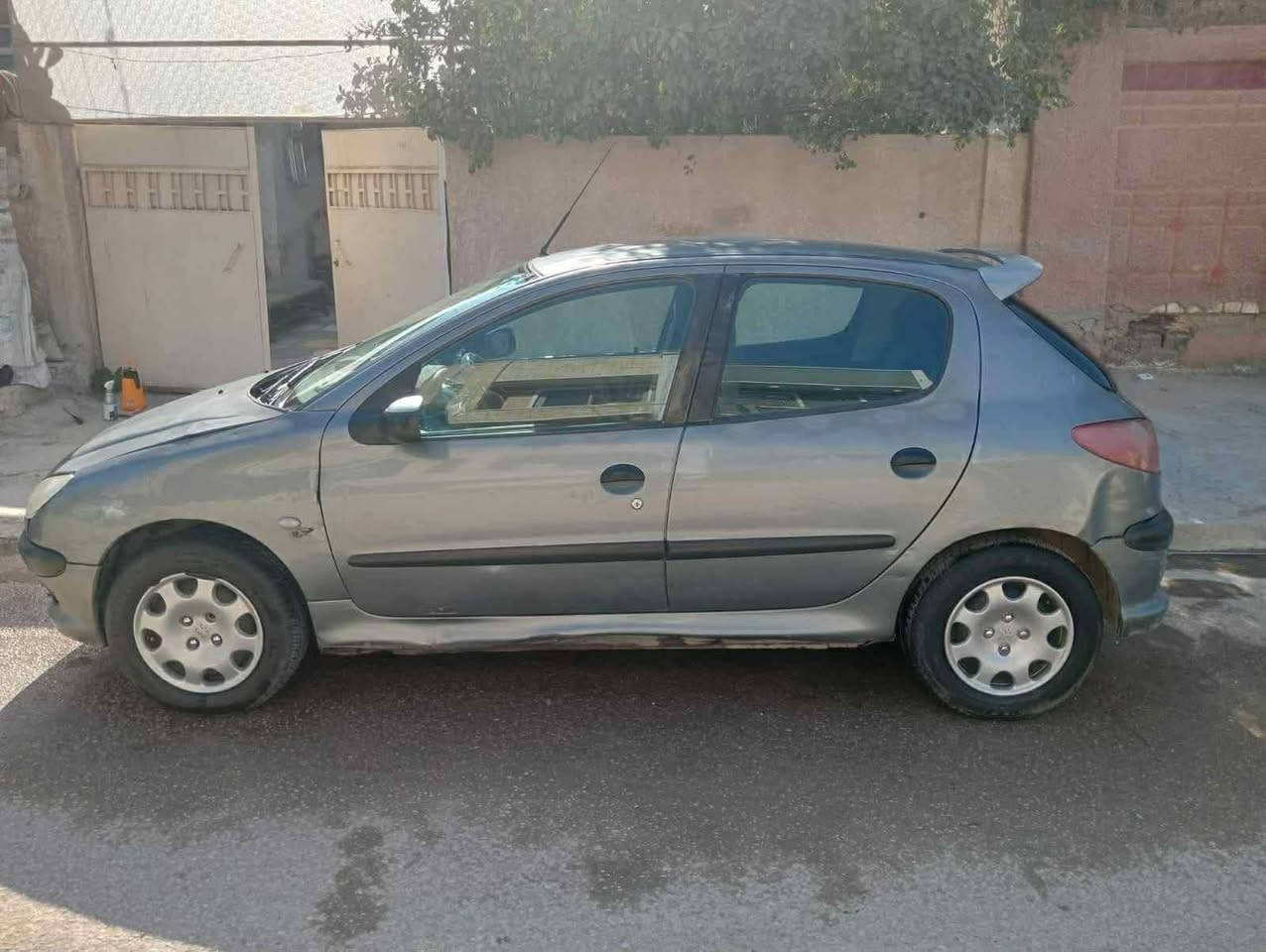 السلام عليكم
سيارة بيجو 206 موديل 2006
مكينة 1600 كير اوتو ماتيك رقم بغداد انكليزي هزة جديدة وسنوية
2030 تدفئة شغال و التبريد نقص غاز فقط ،جام الابواب كهرباء 
دوشمة جديدة و الارضية جلد جديدة  السيارة كشرها شوية تعبان و مابيها اي نقص 
 وبالعافية على الي ياخذها
السعر 32 وبيها مجال بسيط مكاني الشعب
متواجد فيس و رقمي ***********
