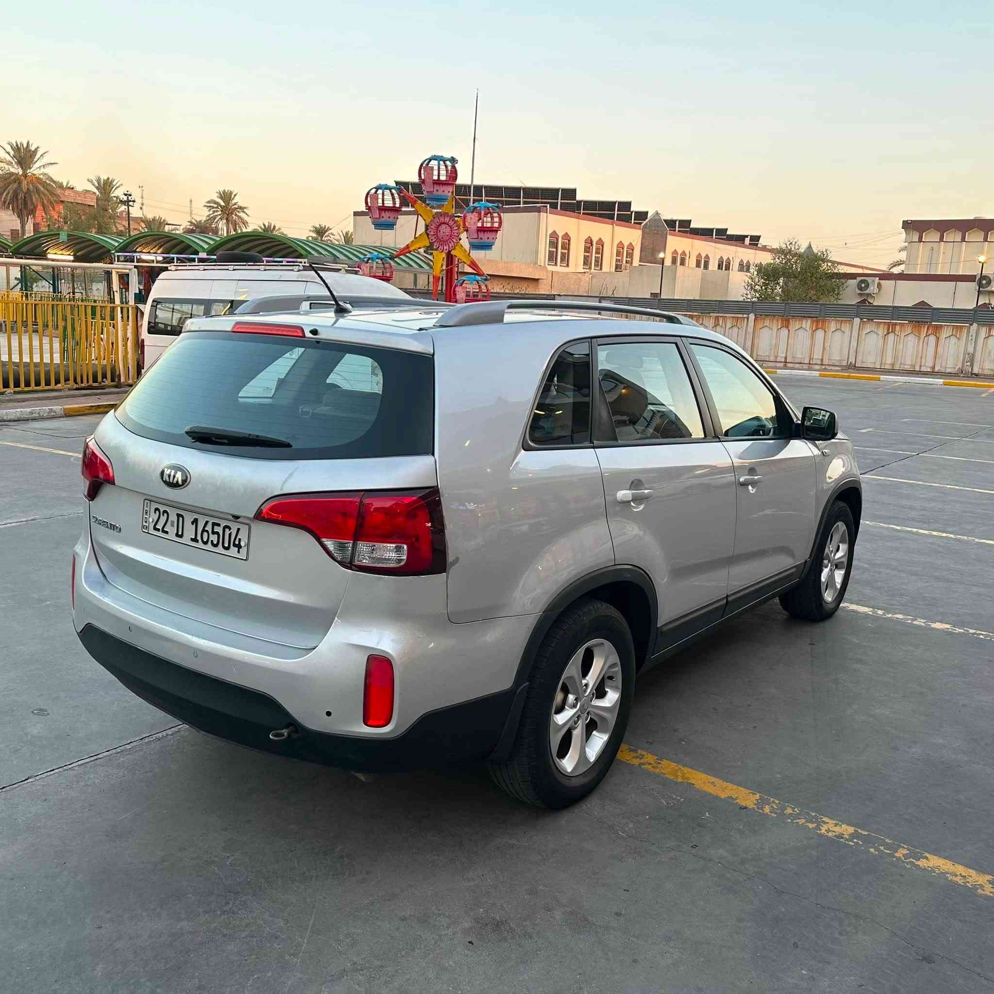 KIA SORENTO(وارد خليجي)
سنة الصنع :-2014
عداد المسافة :-247000 كم
حجم المحرك :- 2400 دوش
لوحات التسجيل اربيل
7 راكب 3 قطع تبريد بلادي 
السيارة مكفولة من الحادث والصبغ فقط مكانين بارد بسيط
السعر :-14750$ قابل للتفاوض
العنوان :- بغداد جانب الكرخ
للتواصل :-***********
