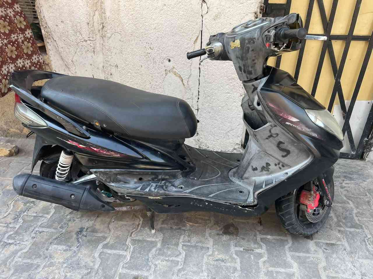 السلام عليكم سكنس فحل للبيع كابريتر دراجه حلوه وناعمه سعرها 450 وبيها مجال مكاني الاعظمية ***********
