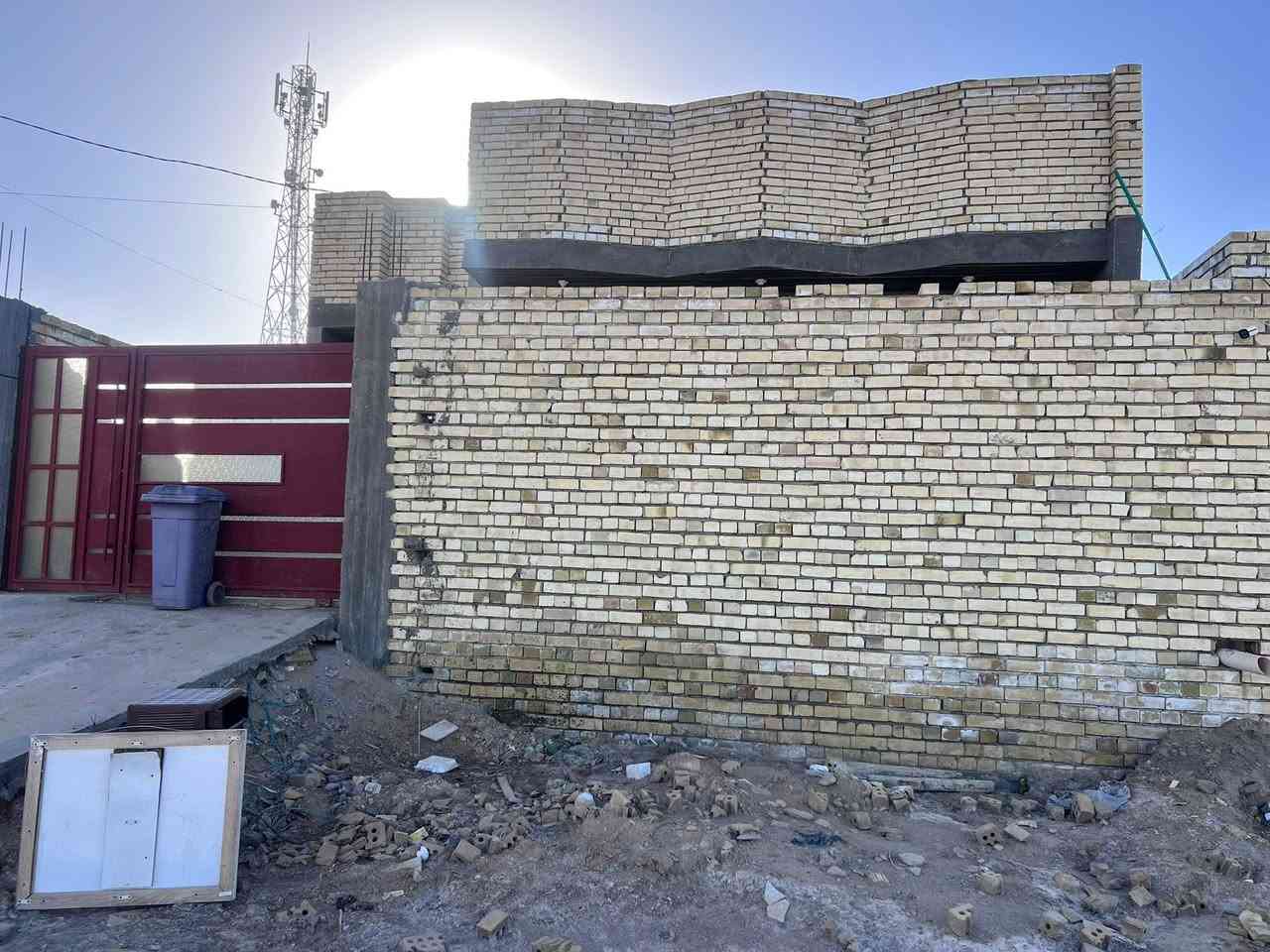السلام عليكم 
طابو صرف     طابو صرف     طابو صرف 

يتوفر دار سكني طابو صرف للبيع مساحته 200م بناء سنة 2024 يحتوي على غرفتين نوم وصالة واستقبال ومطبخ حار وبارد ومجموعة صحية داخلية وخارجية وطارمة كبيره وحديقة موقعه في المسيب / قطع معمل سمنت السده تبعد 140 م عن الشارع العام السعر المطلوب للبيع 160 مليون تحويل باسم المشتري مباشرتا للاستفسار الاتصال بالرقم *********** او مراسلة الصفحة
