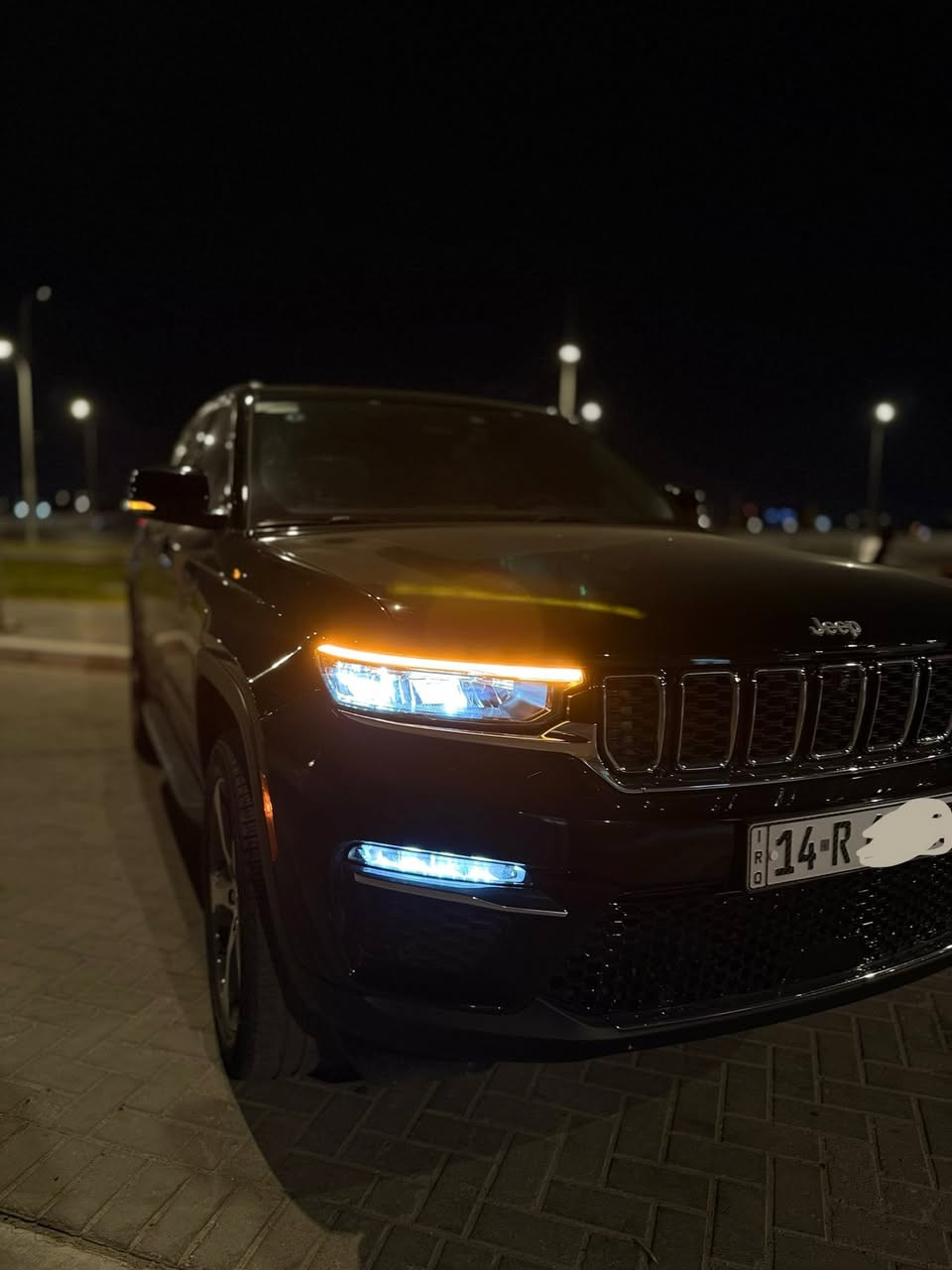 السلام عليكم
للبيع جيب كراند شيروكي لمتدد لونها اسود بيها شذره 
موديل 24 خليجي ماشيه 17 الف
ملفة نانو بل كامل فول موصفات كلش سستم سماعات البينا
داخل ابيض بنوراما خمس كامرات شحن واير ليس بيها تعديل pdr بل باب والدعاميه امبدله باقي السياره كفاله 
السياره جديده كلش ما ناقصها شي
سعر السياره
370 ورقه وبيها مجال
مكان السياره البصره

لتواصل ***********
