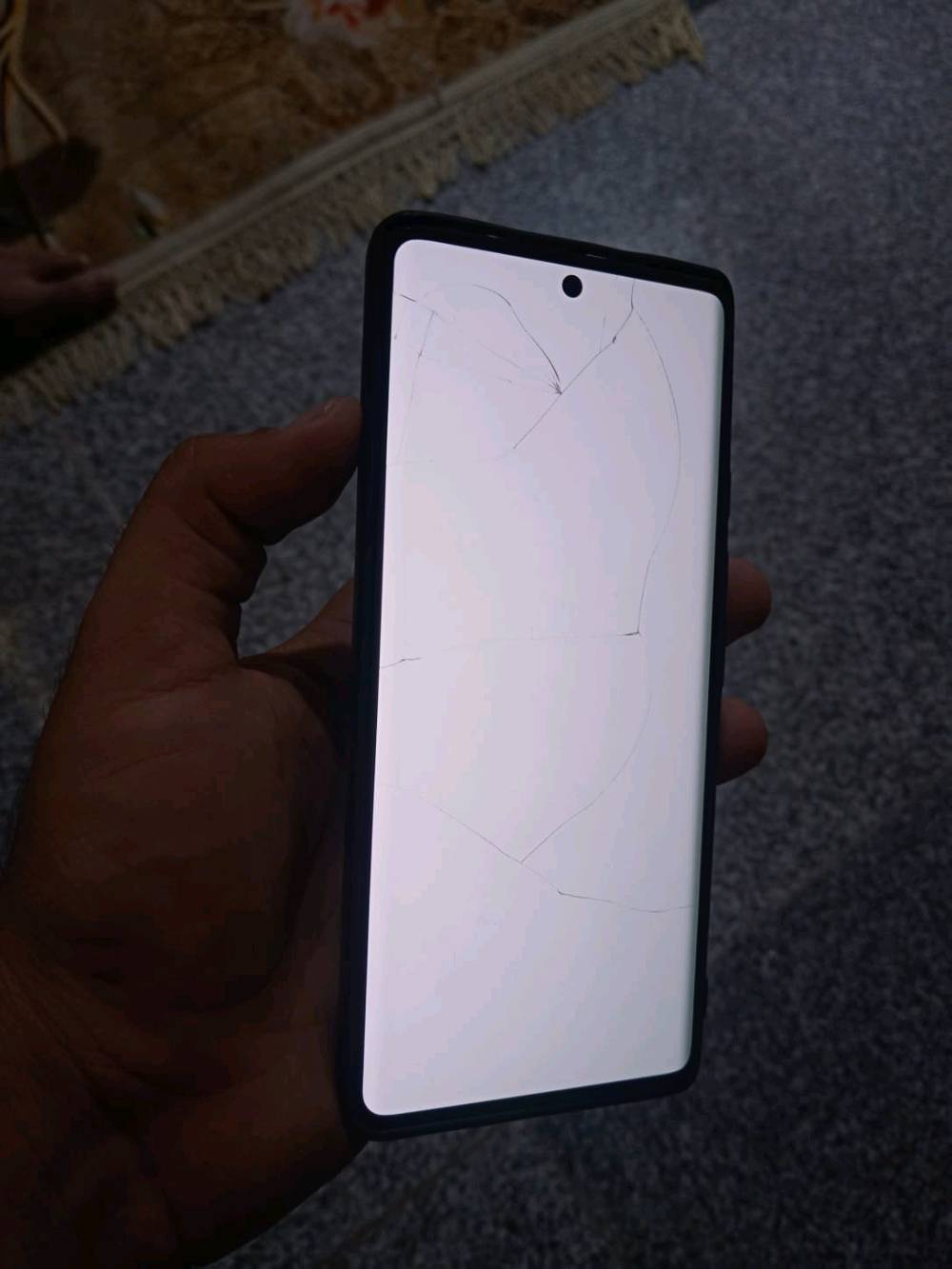 كامون 40 برو 5G
ذاكرة 256/12.
مكفول من التصليح. 
البطاريه 98%
بيه فقط فطور ب الكلاس. 
للمراوس 
مكاني بابل القاسم 
للتواصل خاص