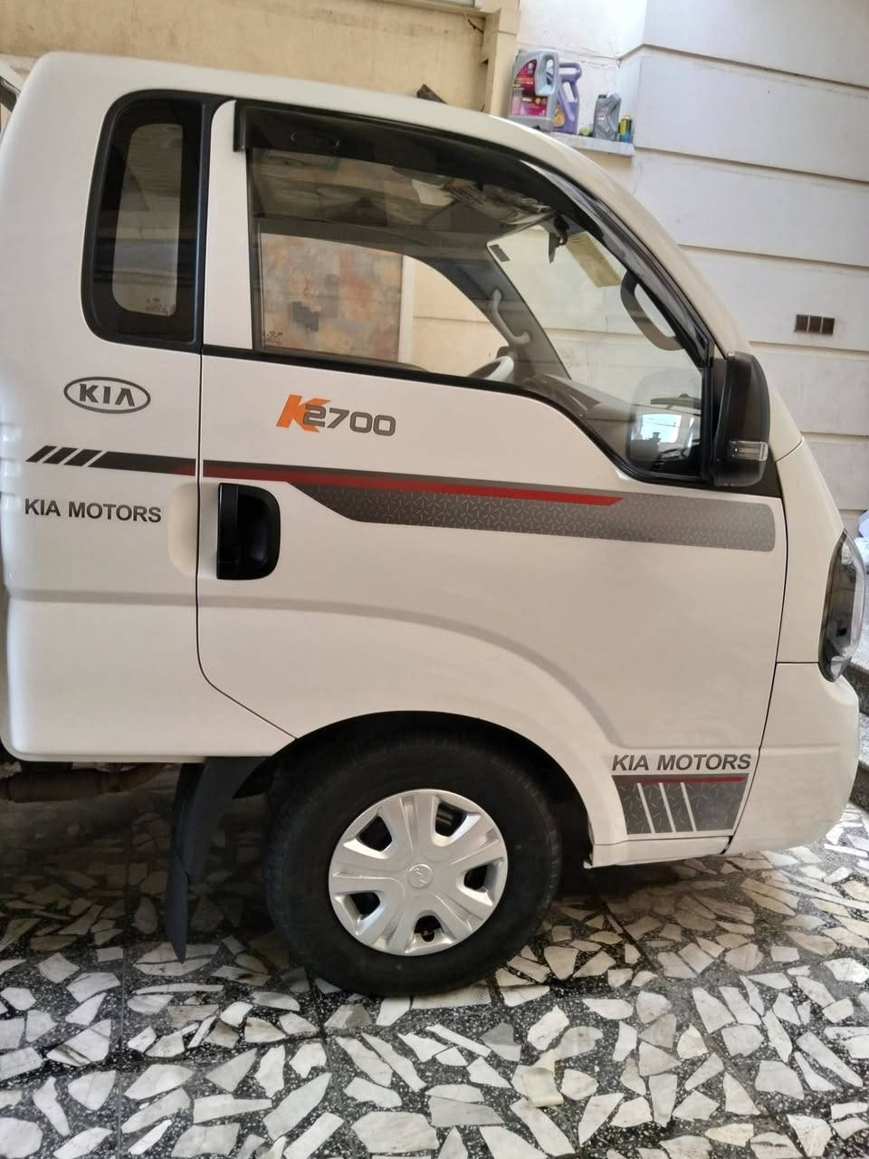 السلام عليكم 
كيا موديل 2021 رقمها بغداد انكليزي شرط التحويل 
مكينه 2700 جديده لا صرف ولا بخار ولا تنقيص 
وكير ومكينه واكسل وشاصي ورقم شاصي كل مكفول 
تخم تاير جديد شاده سياره جديده بعده على وضع الشركه 🏷️ سياره جديده بل كارتون 📦 تبريد ثلج 🥶 
سياره ماشيه 100 الف كم 📍 حقيقي سياره جديده بل كارتون والسياره مكفوله كفاله عامه لا ضربه ولا صبغ ولا تبديل ولا فتح ولا معجون ابيعلك على السونار.
العنوان بغداد البلديات 📍 السعر 132 وبيه مجال بسيط الرقم ***********
ملاحظة الشاصي مكفول حته من الصبغ
