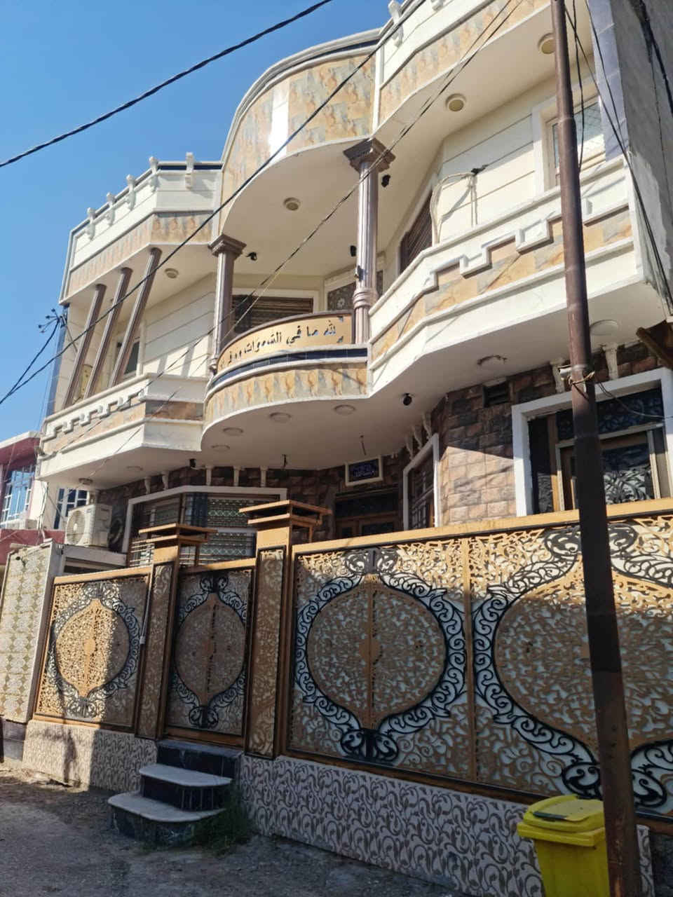 السلام عليكم
للبيع بناء حديـث طابو زراعي ملك صرف تحويل مباشر 
المساحة 200 متر 
يحتوي على كراج جبير يسع سيارتين 
صالة كبيرة مفتوحة على المطبخ 
استقبال كبير ومصلى ديكور مغربي كامل 
وايضا يحترى على عرفة نوم في الطابق الارضى وصيحات كاملة شرقي + غربي ومخزن 
والطابق الاعلى يحتوى على 3 غرفة نوم وحمامات كاملة 
البيت كلة ديكور مغربي درجة اولى وايضا سستم سماعات كاملة في الطابق السفلي 
البيت بناء حديث وبحالة جيدة جدآ 
وايضا يحتوى على حديقة خارجية كبيرة ولكن مو من ضمن مساحة البيت تابعة لصاحب الارض 
مكان البيت بعقوبة حي المصطفى نزلة الباوية 
للاستفسار اكثر اتصل على 
***********
***********
