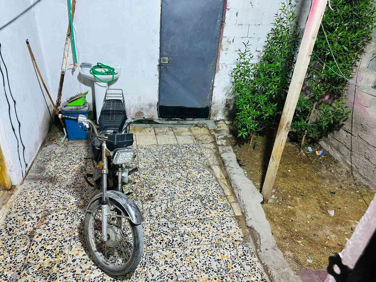 بيت البيع حي الأصدقاء قرب جامع العباس ماعليه أزاله البشاري يجي ويسئل شكد مايريد مرتب على شارع تبليط الجيران ناس طيبين جدا 
يحتوي على 
صاله 
صاله ثانيه مشترك مع مطبخ 
دوانيه أو غرفه ثانيه تصير طارمه حديقه زغيره البيت كله سقف ثانوي وكاشي وسندويچ مساحه ١٠٠متر سبب البيع بناء شراء بيت واسع *********** 
سعر  (11)مليون وبي مجال قليل جدا
