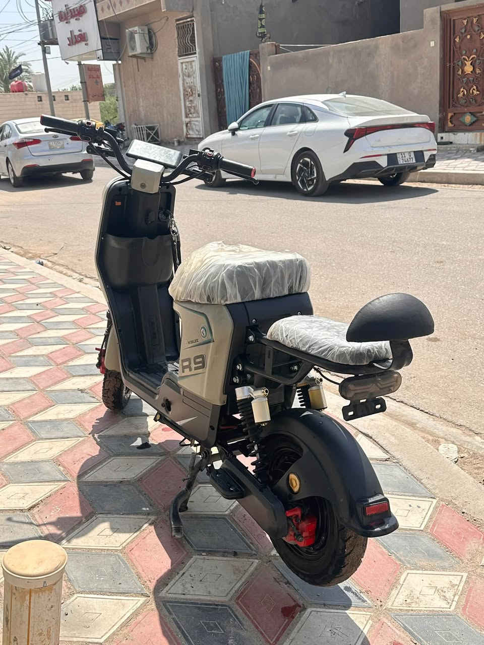 السلام عليكم ار 9 للبيع تشتغل بصمه وسويج سرعه 65 تمشي بيها اربع بطاريت فقط  السعر 450 بيها مجال ***********
