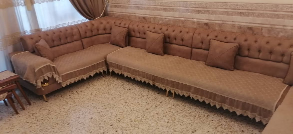 تخم ديوان نضافة 100 %  استعمال جدا قليل(غرفة خطار) 6 قطع
بردات 4 قطع يرهمن سجة + بوري (مشتريهن ب 100)
طبلات ثلاثية  (مشتريهن ب 75)
وجوه التخم قماش ووتر بروف (مشتريهن ب 65)
وجوه الطبلات (مشتريهن ب 12)

التخم شغل درجة اولى معمل محمد النجار في الشعب (كتبو اسمه وشوفو شغله)
تفصال خاص قبل سنة تقريبا كلفني 1،450،000
نوع الاسفنج اكسترا 
نوع القماش ووتر بروف تركي
طول التخم 4.25 م
العرض 2 م

مطلوب سعر (مليون دينار) لكل الغراض المذكورة اعلاه 
الغراض بدون ضرر واستعمالهن جدا قليل 

مكاني بغداد / الثعالبة / قرب مدرسة الازل 
***********  احمد
