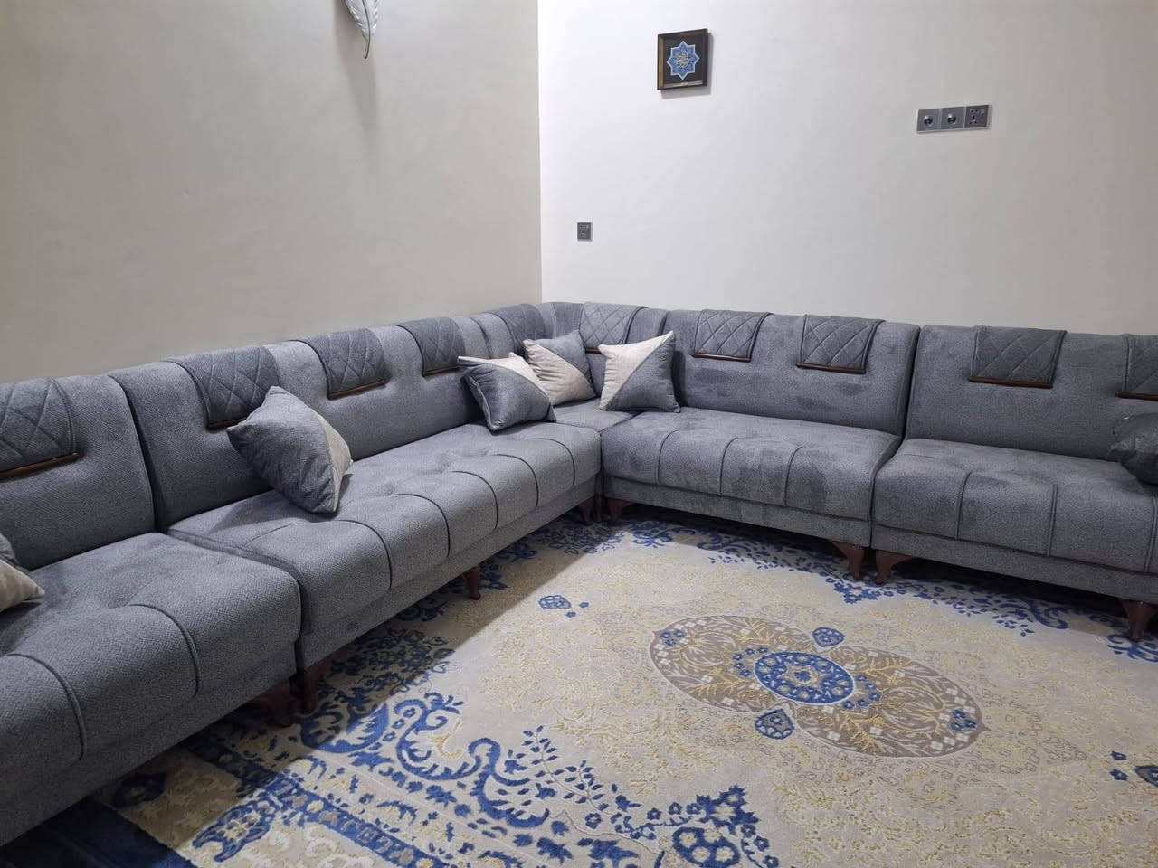 من رخصة ألادمن
عيني تخم ديوان كورنر ٢٠ طول ١٤ متر  تفصال بمعنى الكلمه درجه اولى جديد شغل معمل احنه مشتغليه
 موديل ابو الطبله لون رصاصي بيه قنفتين مفصوله مع زاويه وحده مثل ماموضح بالصور يوصلك اي اختلاف عن تفاصيل يرجع سعره مليون وربع بيه مجال بسيط بس شراي يتصل *********** متوفر واتساب أو مراسله الخاص
