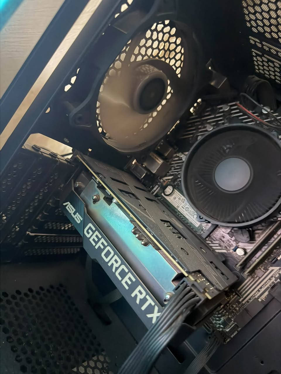 Rtx 3060 12 GB
ram x2 16 GB 
والشاشه acer حجم 27 انچ 180 Hz 
وهاي كل الموصفات بالصورة موضحه 
السعر مليون وبي مجال 
هذا رقمي ***********
مكاني بغداد

نص مكتوب في الصور:
- About Device specifications Optimum 10 Device name DESKTOP-E7D9U4T Processor Intel(R) Core(TM) i5-10400F CPU @ 2.90GHz 2.90 GHz Installed RAM 16.0 GB Device ID DE69A0C0-F226-4A69-A2A9-6D5262B9E200 Product ID 00330-80000-00000-AA587 System type 64-bit operating system, x64-based processor Pen and touch No pen or touch input is available for this display Copy Rename this PC Windows specifications Edition Windows 10 Pro Version 22H2 Installed on 6/12/2026 OS build 19045.5968 Experience Windows Feature Experience Pack 1000.19061.1000.0 Copy Change product key or upgrade your edition of Windows Read the Microsoft Services Agreement that applies to our services Microsoft Software License Terms DirectX Diagnostic Tool System Display Sound 1 Sound 2 Input Device Drivers Name: NVIDIA GeForce RTX 3060 Manufacturer: NVIDIA Chip Type: NVIDIA GeForce RTX 3060 DAC Type: Integrated RAMDAC Device Type: Full Display Device Approx. Total Memory: 20258 MB Display Memory (VRAM): 12115 MB Shared Memory: 8143 MB DirectX Features DirectDraw Acceleration: Enabled Direct3D Acceleration: Enabled AGP Texture Acceleration: Enabled Notes No problems found. Main Driver: nvdumdx.dll,nvidumdx.c Version: 32.0.15.6094 Date: 8/13/2024 17:00:00 WHQL Logo'd: Yes Direct3D DDI: 12 Feature Levels: 12_1,12_0,11_1,11_0,10_1,10_0,9_ Driver Model: WDDM 2.7 Help Next Page Save All Information Exit
- DirectX Diagnostic Tool System Display Sound 1 Sound 2 Input Device Name: NVIDIA GeForce RTX 3060 Manufacturer: NVIDIA Chip Type: NVIDIA GeForce RTX 3060 DAC Type: Integrated RAMDAC Device Type: Full Display Device Approx. Total Memory: 20258 MB Display Memory (VRAM): 12115 MB Shared Memory: 8143 MB DirectX Features DirectDraw Acceleration: Enabled Direct3D Acceleration: Enabled AGP Texture Acceleration: Enabled Notes No problems found.