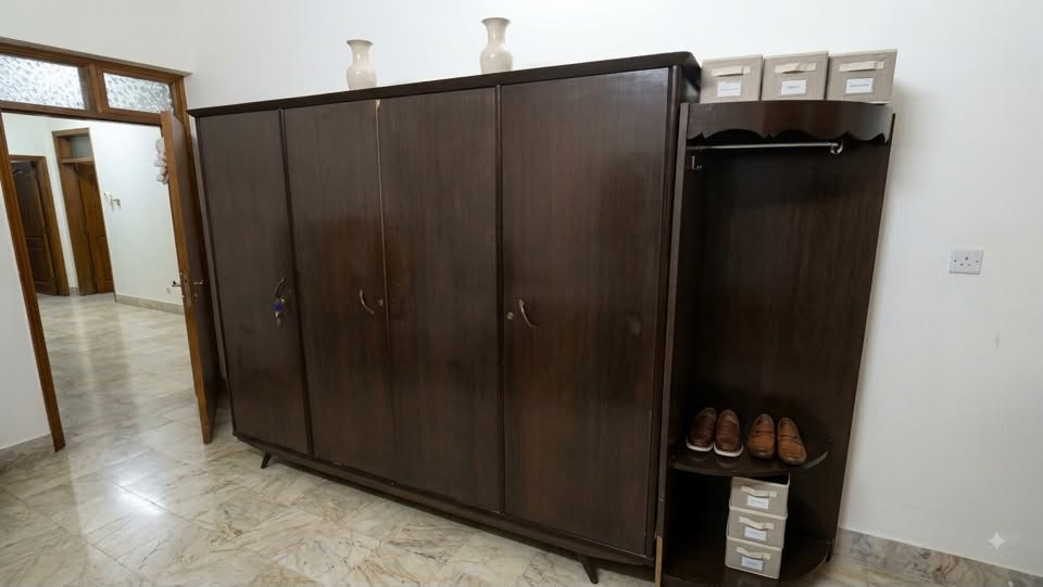 للبيع، غرفة نوم كلاسيكية أنتيك (تصميم خمسيناتي راقي 1950s) خشب ثقيل وفورميكا متينة جداً، بحالة ممتازة ونظيفة للغاية كما موضح بالصور.
المحتويات: (كنتور كبير متعدد الأبواب + ميز تواليت بمرآة كلاسيكية + شفونيرة/كومودينات).
الحالة: ممتازة جداً، لا يوجد أي أضرار أو كسور، الأخشاب والفورميكا حافظت على رونقها الأصلي.
المكان الموصل الجانب الايمن /موصل الجديدة
للتواصل ***********

