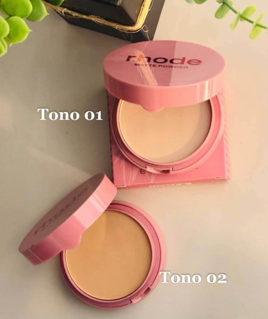 باودر رودي الأصلي (rhode Matte Powder) 🌸✨.

 مثالي لصيف العراق: يقاوم الرطوبة العالية والتعرق، ويمنع ذوبان المكياج أو تكتله في الأجواء الحارة.

 تحكم كامل بالزيوت: يمتص الدهون واللمعان الزائد اللي تفرزه البشرة بسبب الحرارة، ليمنحكِ مظهرًا مطفيًا ونظيفًا.

 تثبيت يدوم طويلاً: يثبت الفاونديشن لساعات طويلة دون أن يتغير ملمسه أو لونه مع جونا الحار.

 تغطية مخملية ناعمة: يخفي المسام والخطوط الرفيعة بفضل جزيئاته الناعمة والخفيفة.

🌿 المكونات والتركيبة:
 تركيبة مضغوطة خفيفة الوزن وخالية من الزيوت الثقيلة التي تسد المسام.
 غني بمكونات ناعمة مخصصة لحماية وتنعيم ملمس البشرة ومقاومة العوامل الجوية.

 يأتي مع إسفنجة دمج ناعمة لتوزيع متساوٍ، بالإضافة إلى مرآة مدمجة.
متوفر الآن بدرجات تناسب لون بشرتكِ

السعر 6 الاف

نص مكتوب في الصور:
- POLVO COMPACTO RHODE DISTINTOS TONOS
- CÓD. PCMD-PCRD
- $25 C/U POR CAJA CON 100 PZS
- $28 C/U A PARTIR DE 12 PZS
- $30 C/U A PARTIR DE 3 PZS
- Tono 01 Tono 02