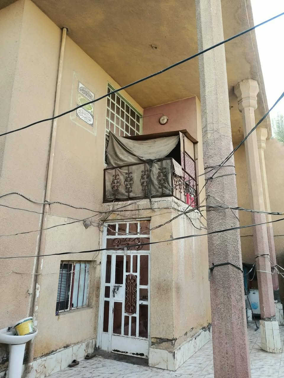 السلام عليكم
بيت للبيع ركن على شارعين
المساحة ٢٠٠ م ٢ معه مساحة ١٨٠ متر ترك للبيت
يحتوي الطابق الأول على ٤ غرف و صالة و الطابق الثاني مثل الاول حدائق و طارمة كبيرة كل البيت سيراميك
العنوان الكاطون شارع الحولي قرب ستوديو علي القريشي للأستفسار أكثر و التفاصيل يرجى الاتصال على رقم صاحب البيت ***********.. علماً انتي مكلف بالنشر
