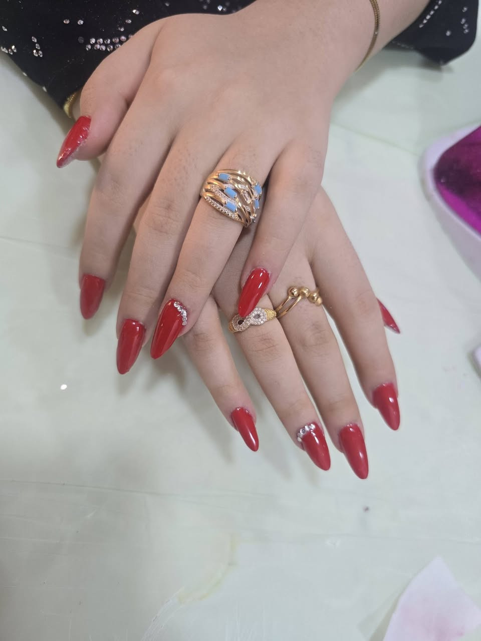 بنوتات كركوك 🤍🎀
منو تحب تدلل نفسها وتطلع من الموعد وهي فرحانة من أظافرها؟ 🥹💅🏻
سويتلكم Golded Nails حتى كل وحدة تحب تهتم بنفسها وتحب التفاصيل الحلوة تلقى مكانها 🤍✨
أكريلك، ترتيب ونظافة واهتمام بالتفاصيل حتى تطلع أظافرچ مثل ما تتمنين 🎀
بولي جل ب 15 الف .. سترونك ب 10 الف .. اظافر مؤقته ب 10 الف .. قدم 10 الف 
📍 كركوك – حي أسرى والمفقودين
📩 للحجز راسليني واتساب *********** 
تعالوا نخلي أظافرچ أحلى تفصيلة بإيدچ 🤍✨
#كركوك #بنات_كركوك #كركوك_بنات #اظافر_كركوك #اكريلك_كركوك #اظافر_اكريلك #اكريلك #اظافر #نيـل_ارت #Nails #Kirkuk #GoldedNails

نص مكتوب في الصور:
- تفاصيل صغيره.. تصنع فرق كبير ♡ Golded_nails NAIL ART • ACRYLIC • BEAUTY أكثر من مجرد أظافر.. إنها لمستك الخاصة ♡ خدماتنا أكريليك بأشكال وألوان مختلفة تزيين الأظافر بلمسات فاخرة تصاميم مخصصة حسب رغبتك مواد عالية الجودة لأظافر أكثر صحة وجمال لأنك تستحقين الأفضل ♡ أكريليك .. جل .. تصميم حسب رغبتك ♡ مظهر راقي وطويل الأمد تصاميم مميزة وفريدة مواد عالية الجودة تعقيم و اهتمام كامل Pink Vibes ♡ Classic French ♡ Trendy Colors ♡ Gold Details ♡ مواعيد الحجز متاحة *********** تواصلّي معنا الآن ♡ Golded_nails ♡ كركوك - حي اسرى والمفقودين