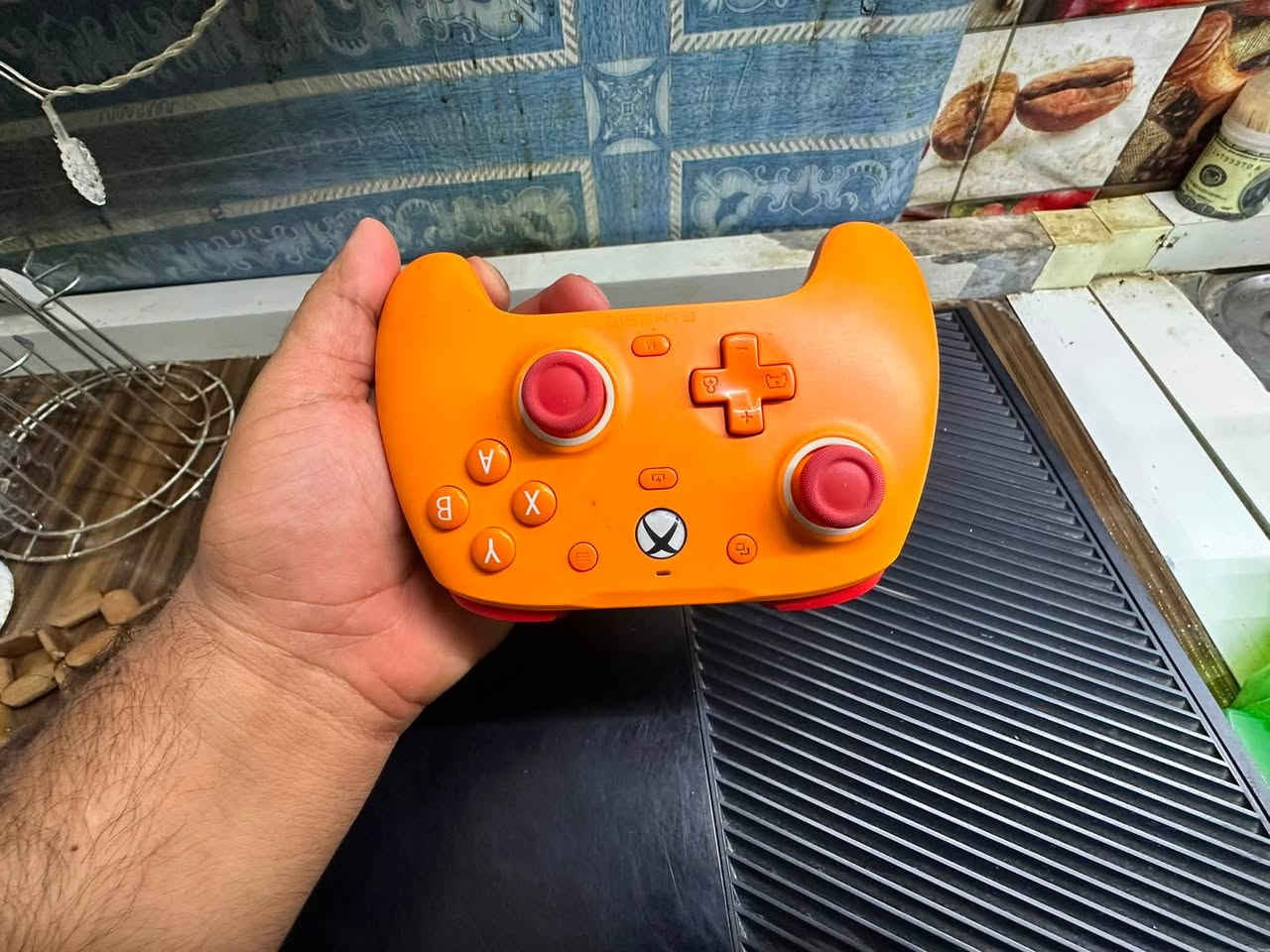 XBox one fat للبيع
الجهاز نظيف وشغال بصورة ممتازة، ومجهز بكل ملحقاته وجاهز للعب.

المحتويات:
• Xbox One Fat سعة 500GB
• يد تحكم احترافية GameSir G7 SE
• محولة الجهاز الأصلية
• كيبل HDMI
• كيبل USB
• قرص FIFA 15 الأصلي

الجهاز مجرب وشغال
اليد الاحترافية ممتازة للألعاب وخصوصًا
البيع كامل كحزمة واحدة

السعر: 170,000 دينار
وبي مجال للشراي

📍 الفحص والتجربة قبل الشراء
تواصل على الرقم *********** واتساب
