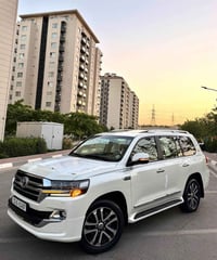 لاندكروزر • V8 • ١٠٣ الف