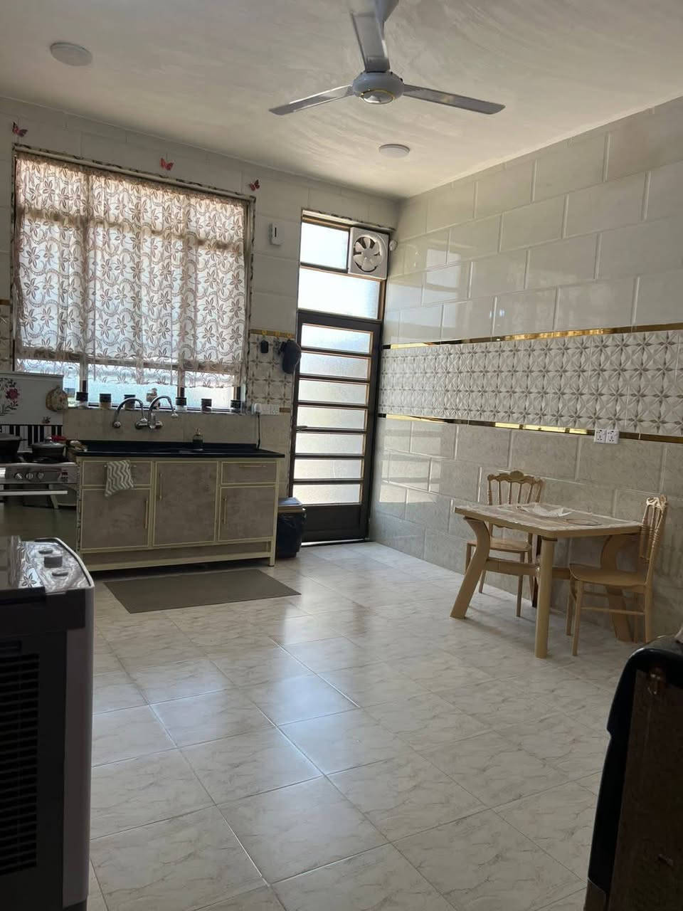 بيت للبيع المساحه 180 في حي العهد يم فلكت الزعيم وره مضيف ابو فياض يحتوي الطابق الول مطبخ ستقبال صاله غرفة نوم داخلها حمام وحمام ثاني بصاله يحتوي عله صحيات والطابق الثاني يحتوي على غرفتين نوم وحمام وصحيات وصحيات خارجيه سند٢٥  السعر 115تصل على ***********
