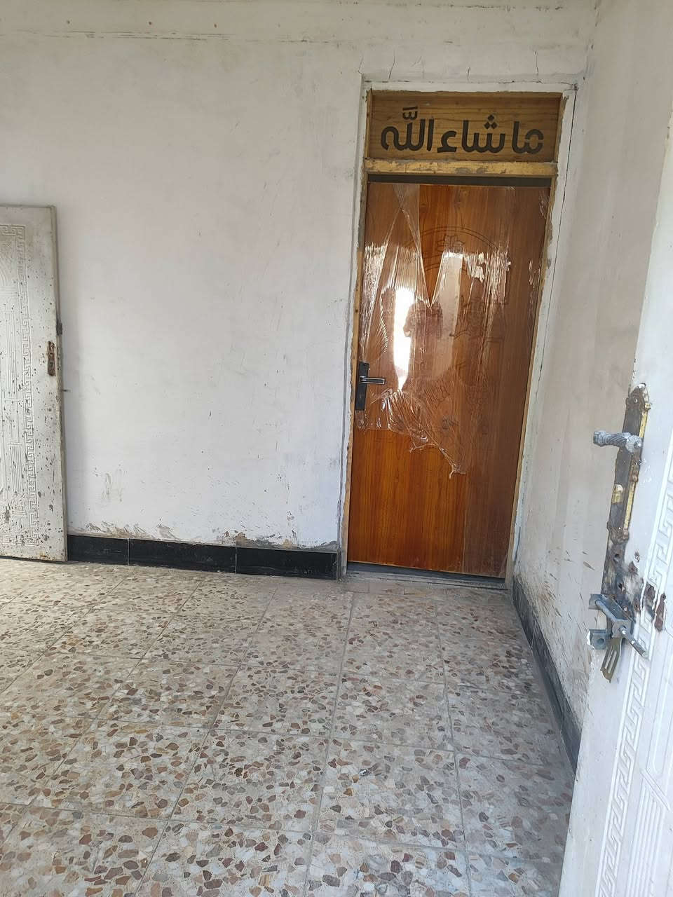 بيت للبيع المساحه 60م غرفه نوم وصاله ومطبخ وصحيات وطارمه السعر ٢٦
مليون مراجعة مكتب الخزعلي للعقار 
***********
